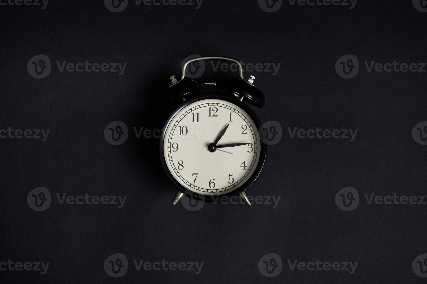 monocromatico composizione con un' Vintage ▾ allarme orologio su nero sfondo con copia spazio per Inserisci testo. indietro per scuola e insegnanti giorno concetti, attività commerciale, organizzazione, tempo gestione. piatto posizione. superiore Visualizza foto