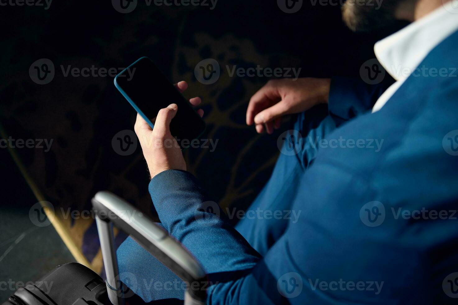 messa a fuoco su un' mobile Telefono con vuoto vuoto schermo con copia anno Domini spazio nel il mano di un' attività commerciale uomo indossare blu attività commerciale casuale completo da uomo foto