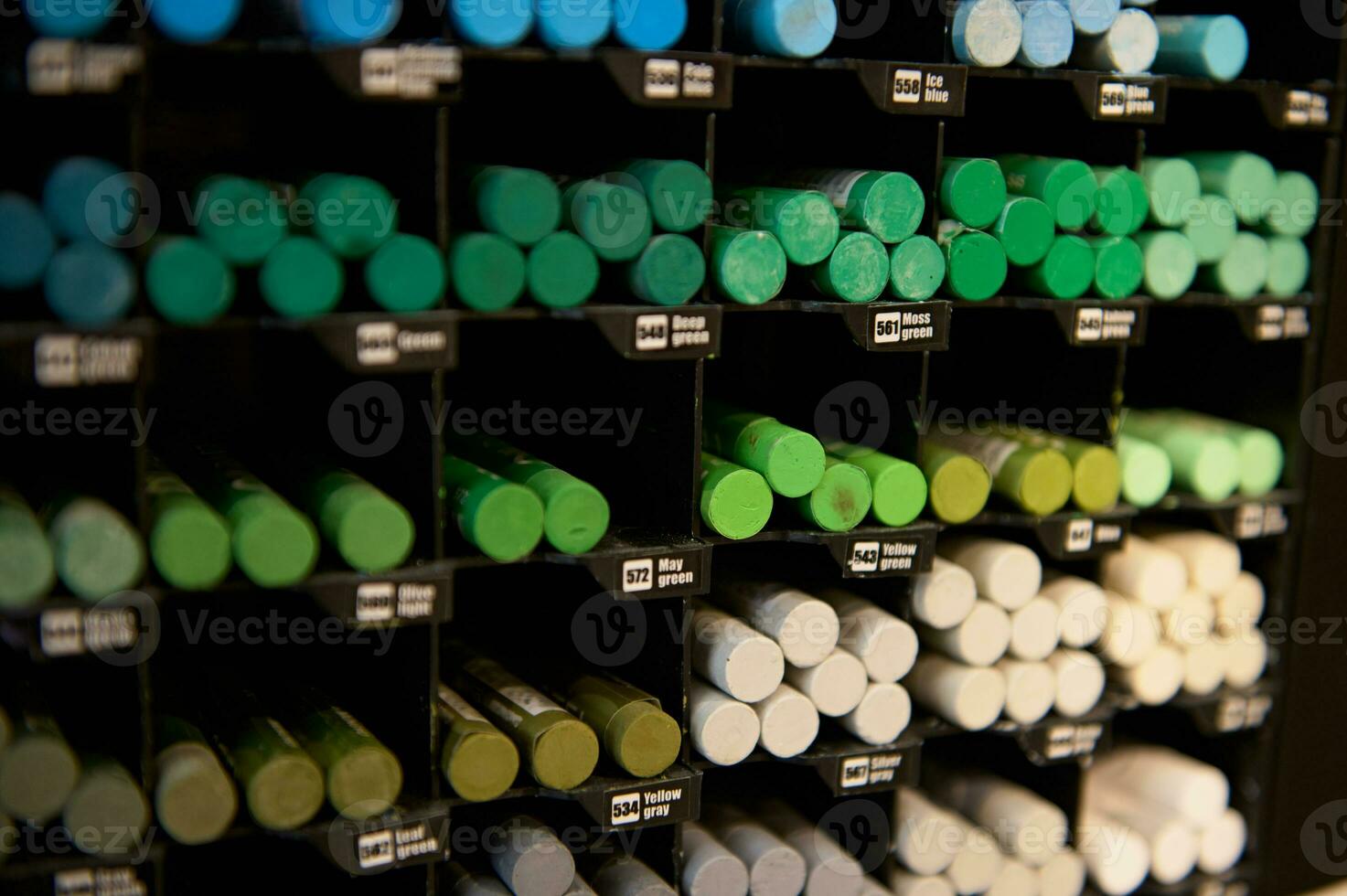 un' sfondo con pastelli di vario occhiali da sole di verde colore per pastello disegno, visualizzato per vendita nel un' creativo arte negozio foto
