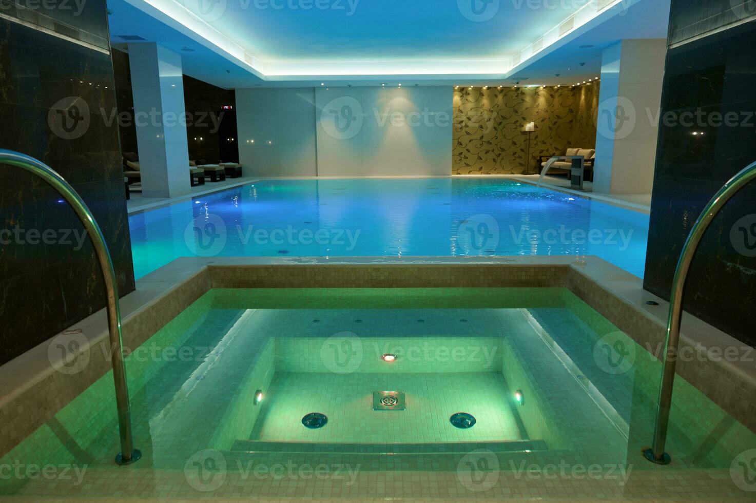 termico nuoto piscina con subacqueo illuminazioni e cascata nel lusso Hotel terme centro foto