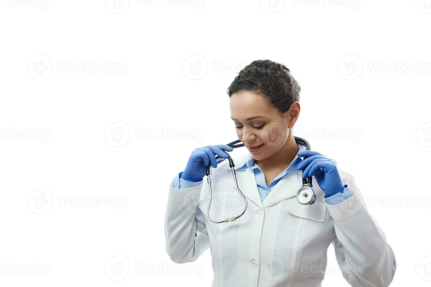 fiducioso medico con stetoscopio su il suo collo isolato su bianca sfondo. assistenza sanitaria e medico concetto. copia spazio foto