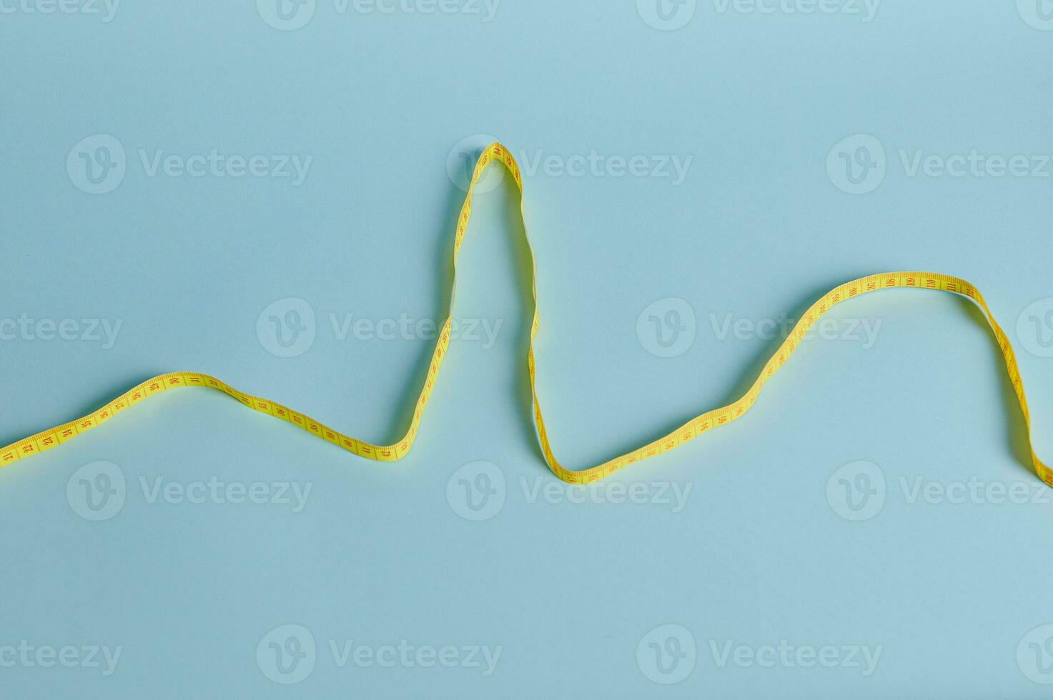 piatto posare di il misurazione nastro di cui su nel il modulo di pqrst segmenti su il cardiogramma. foto