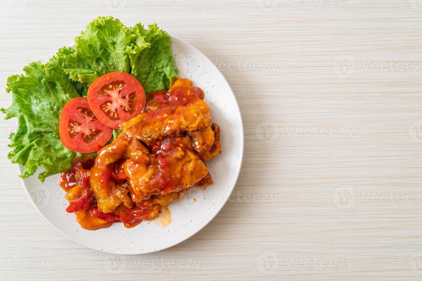 pesce fritto condito con salsa chili 3 gusti foto