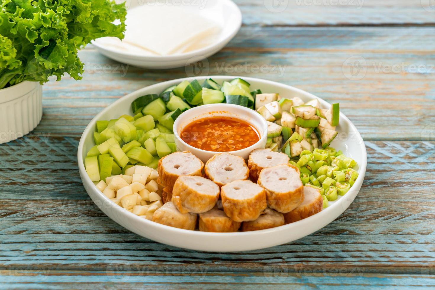 polpetta di maiale vietnamita con involtini di verdure nam-neaung o nham due foto