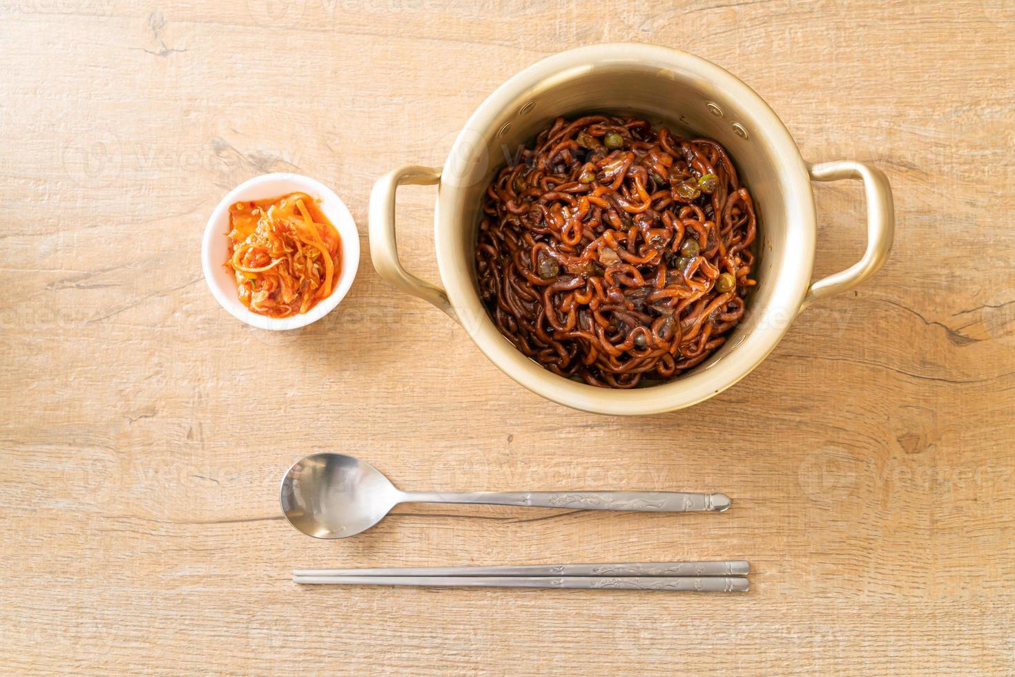 spaghetti neri coreani o spaghetti istantanei con salsa chajung arrosto foto