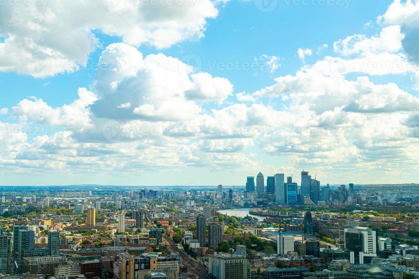 vista aerea della città di londra con il fiume tamigi foto