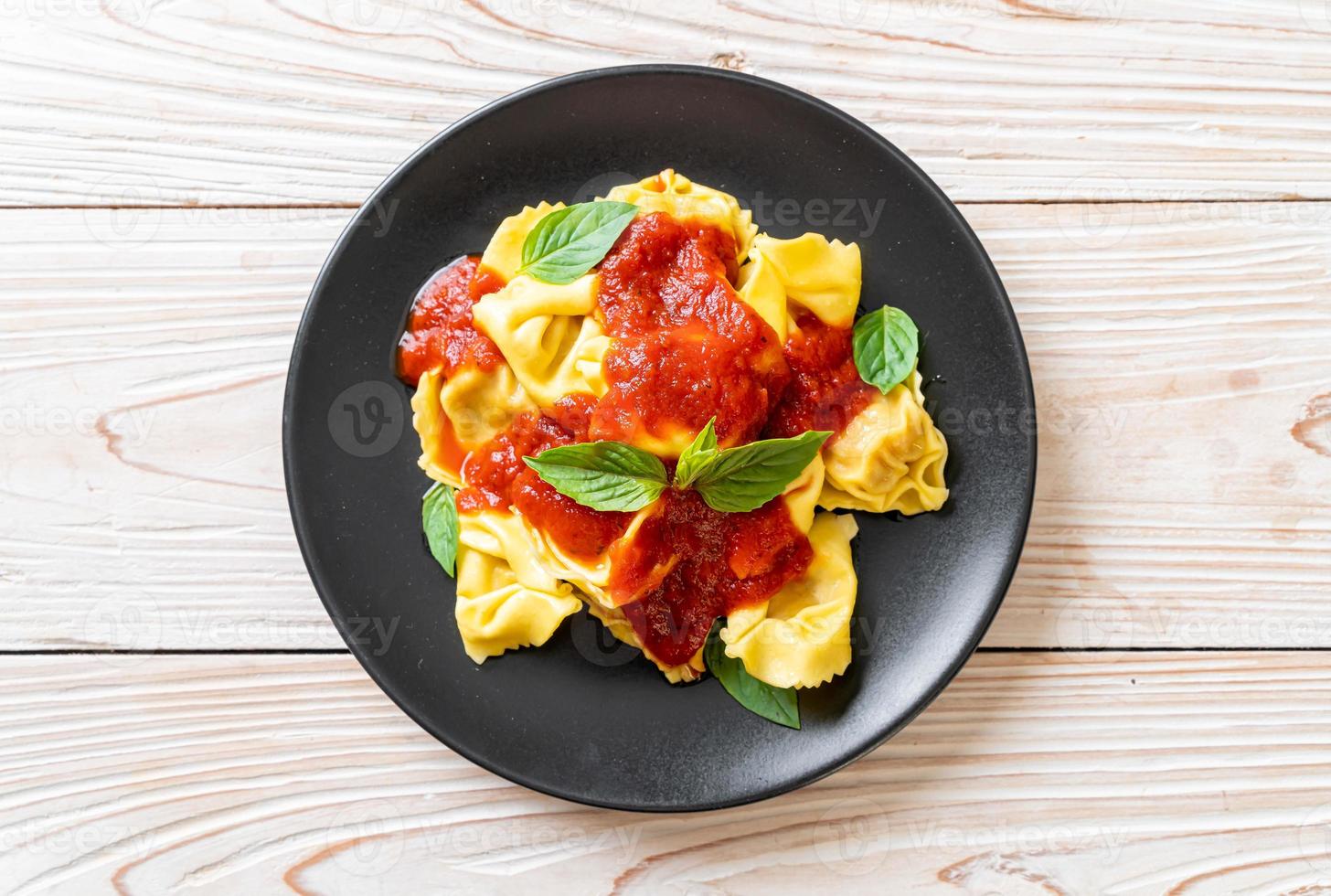 tortellini italiani con salsa di pomodoro foto