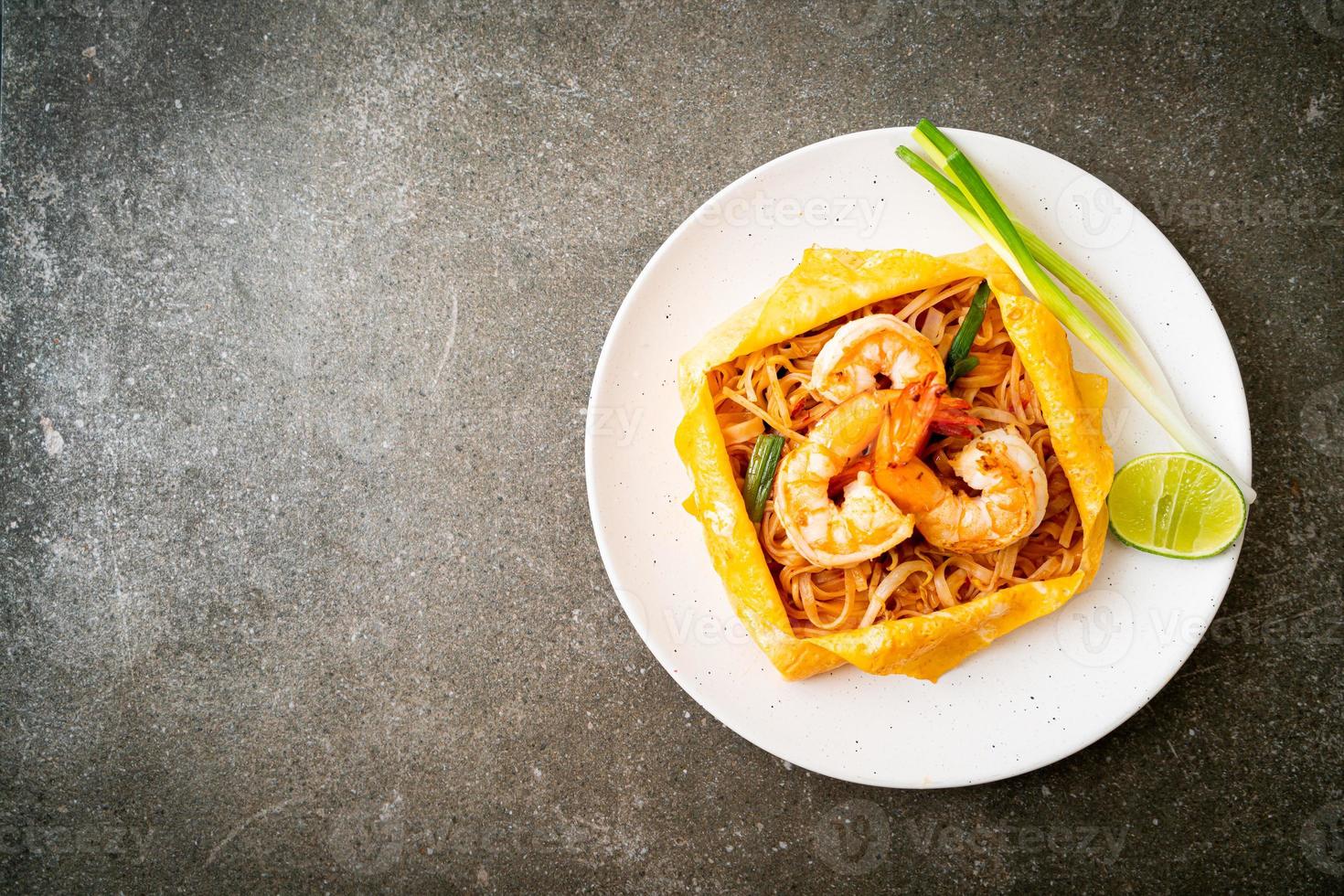 noodles saltati in padella tailandesi con gamberi e involucro di uova foto