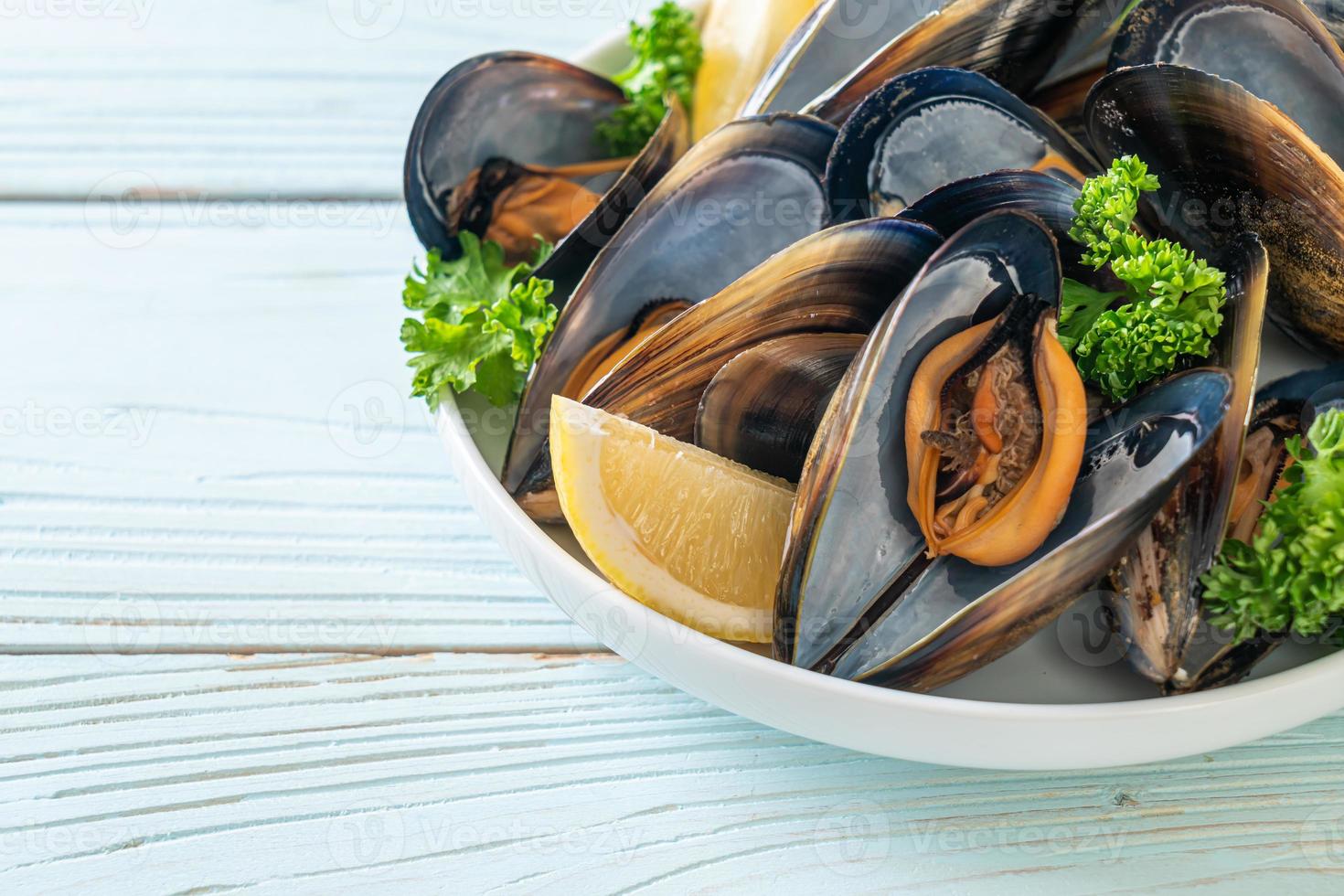 cozze alle erbe in una ciotola al limone foto