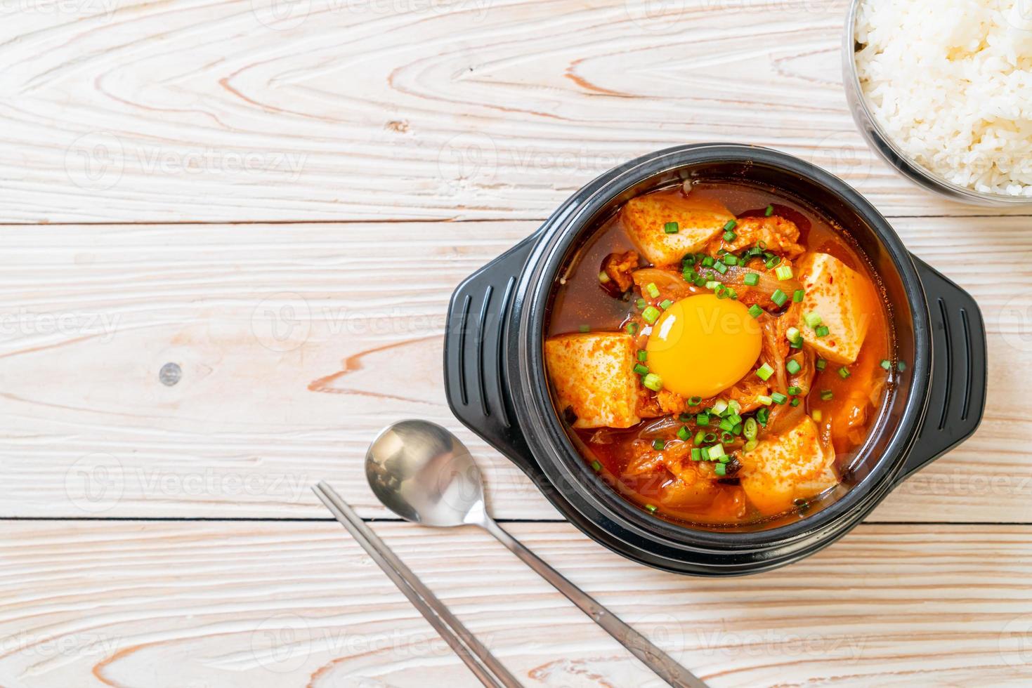 zuppa di kimchi con tofu e uova o stufato di kimchi coreano foto