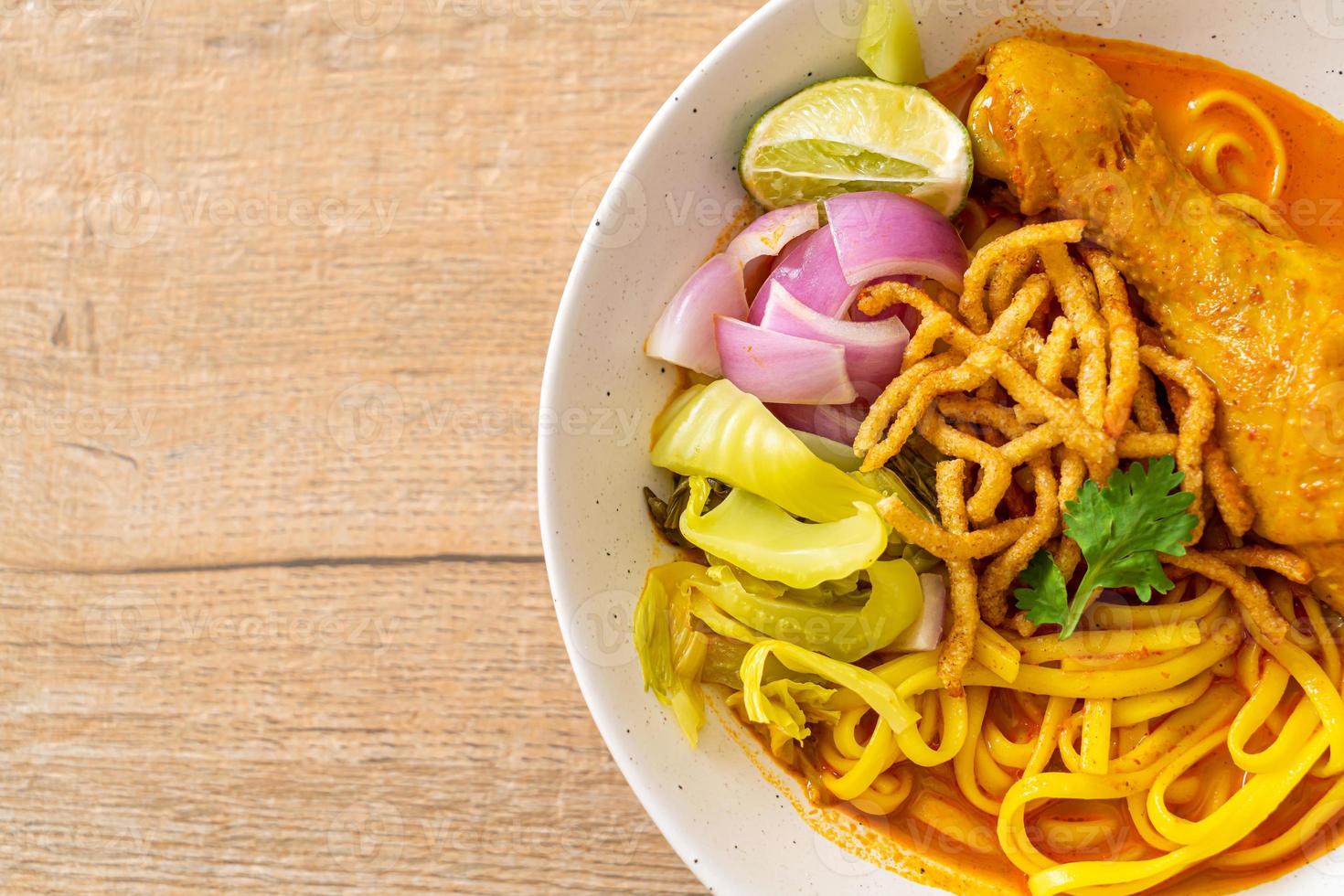 zuppa di noodle al curry del nord thailandese con pollo foto