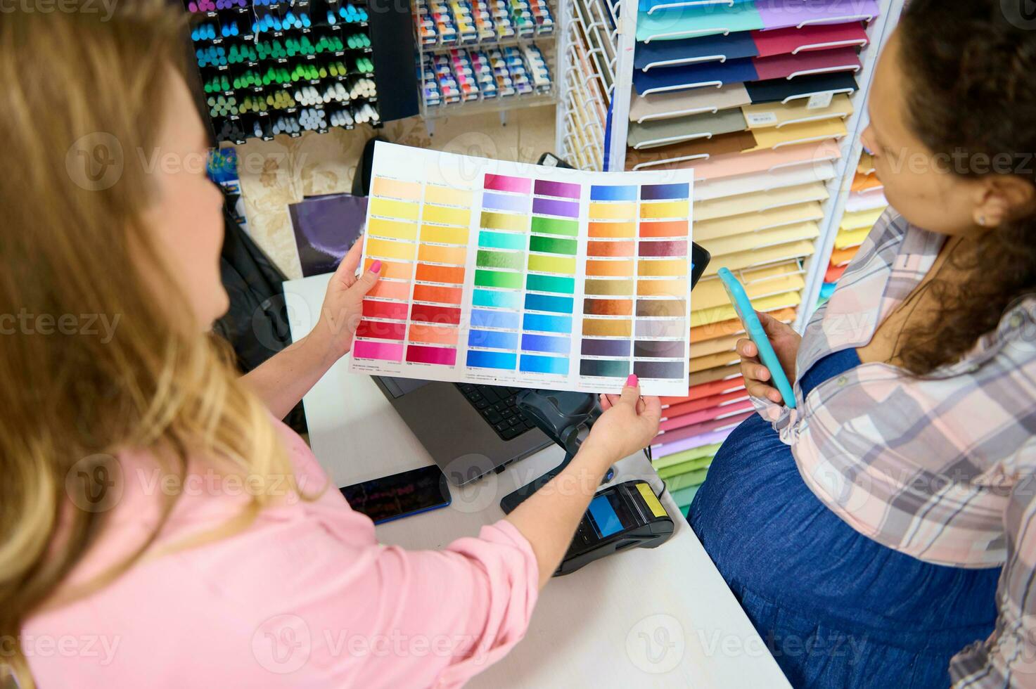 messa a fuoco su tavolozza con colore campioni di acquerello vernici di vario spettri, nel il mani di un' commessa . pittura foto