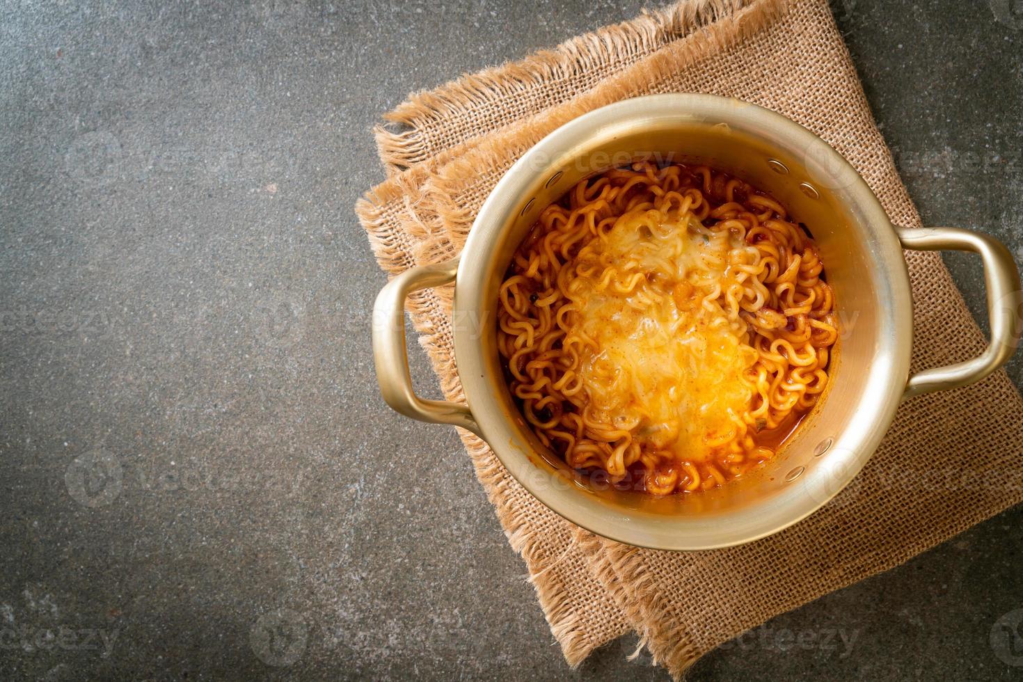 noodle istantanei piccanti coreani con formaggio foto