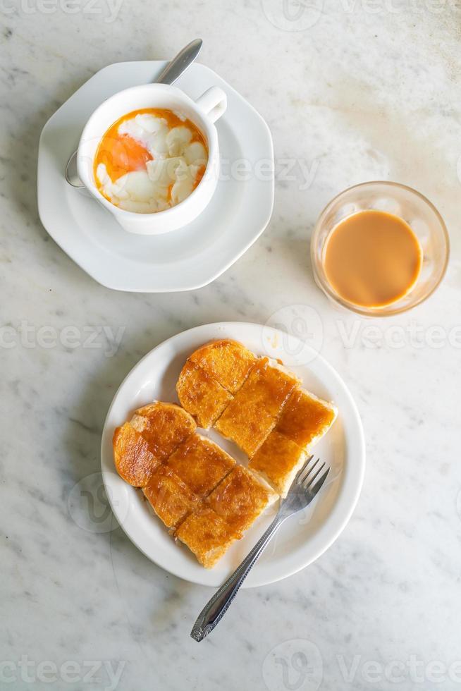 crema pasticcera con pane tostato foto