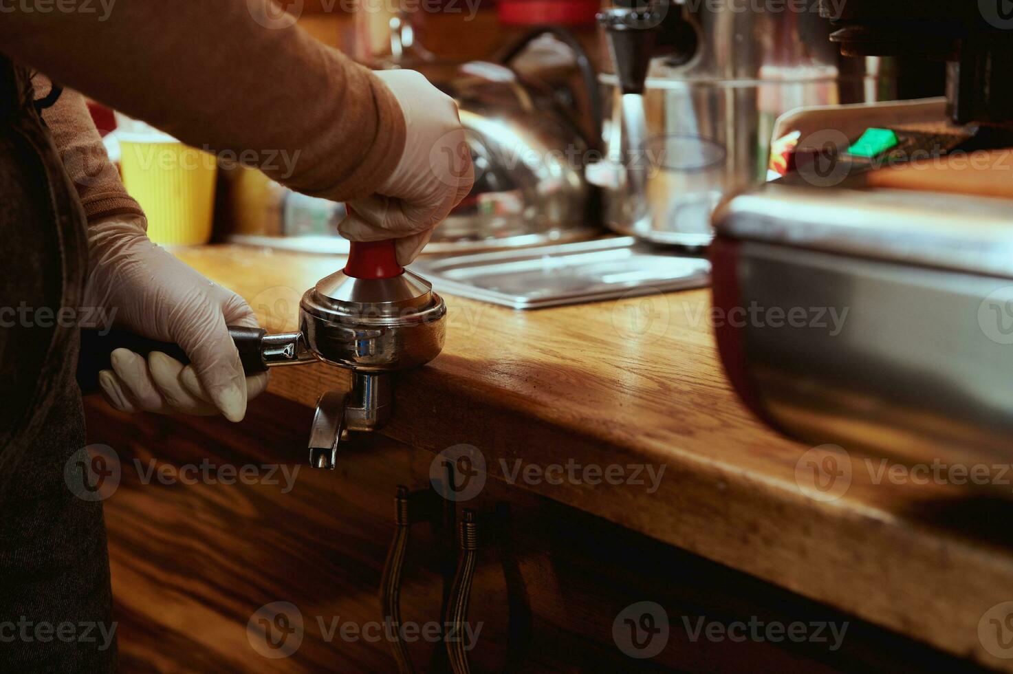 il macinino riduce in polvere i fagioli tostati. caffè appena macinato in  un portafiltro. 4708914 Stock Photo su Vecteezy