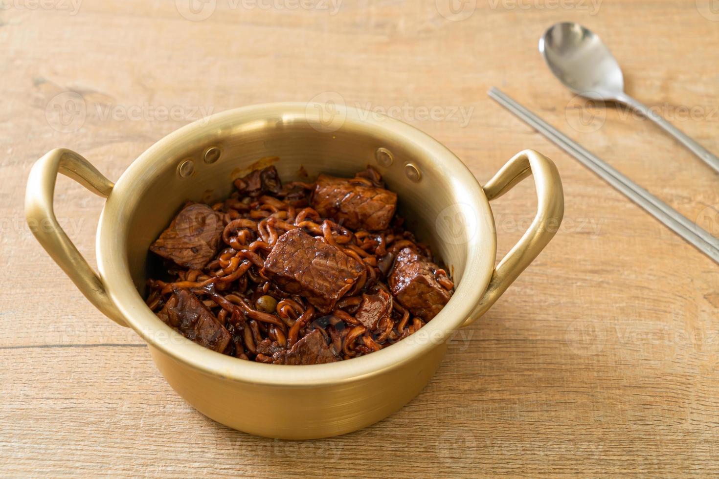 jjapaguri o chapaguri, spaghetti piccanti di fagioli neri coreani con carne di manzo foto