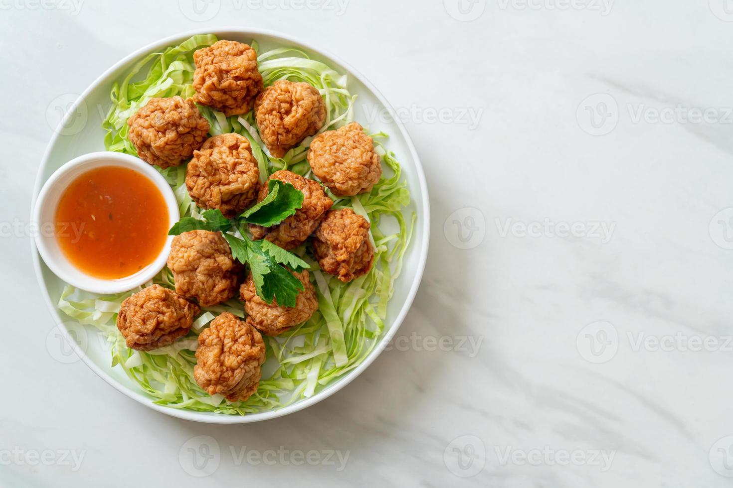 polpette di gamberi bolliti con salsa piccante foto