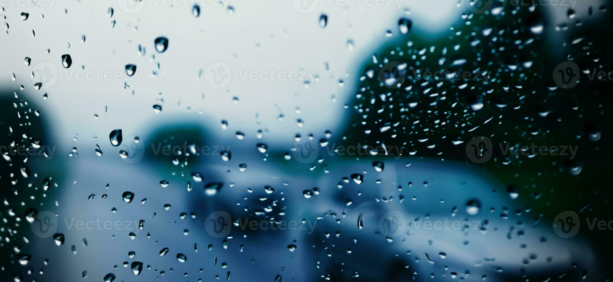 pioggia doccia su auto parabrezza o auto finestra e sfocato strada nel sfondo. foto