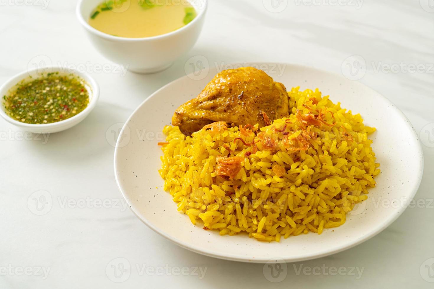 biryani di pollo o riso al curry e pollo - versione thai-musulmana del biryani indiano, con riso giallo profumato e pollo foto