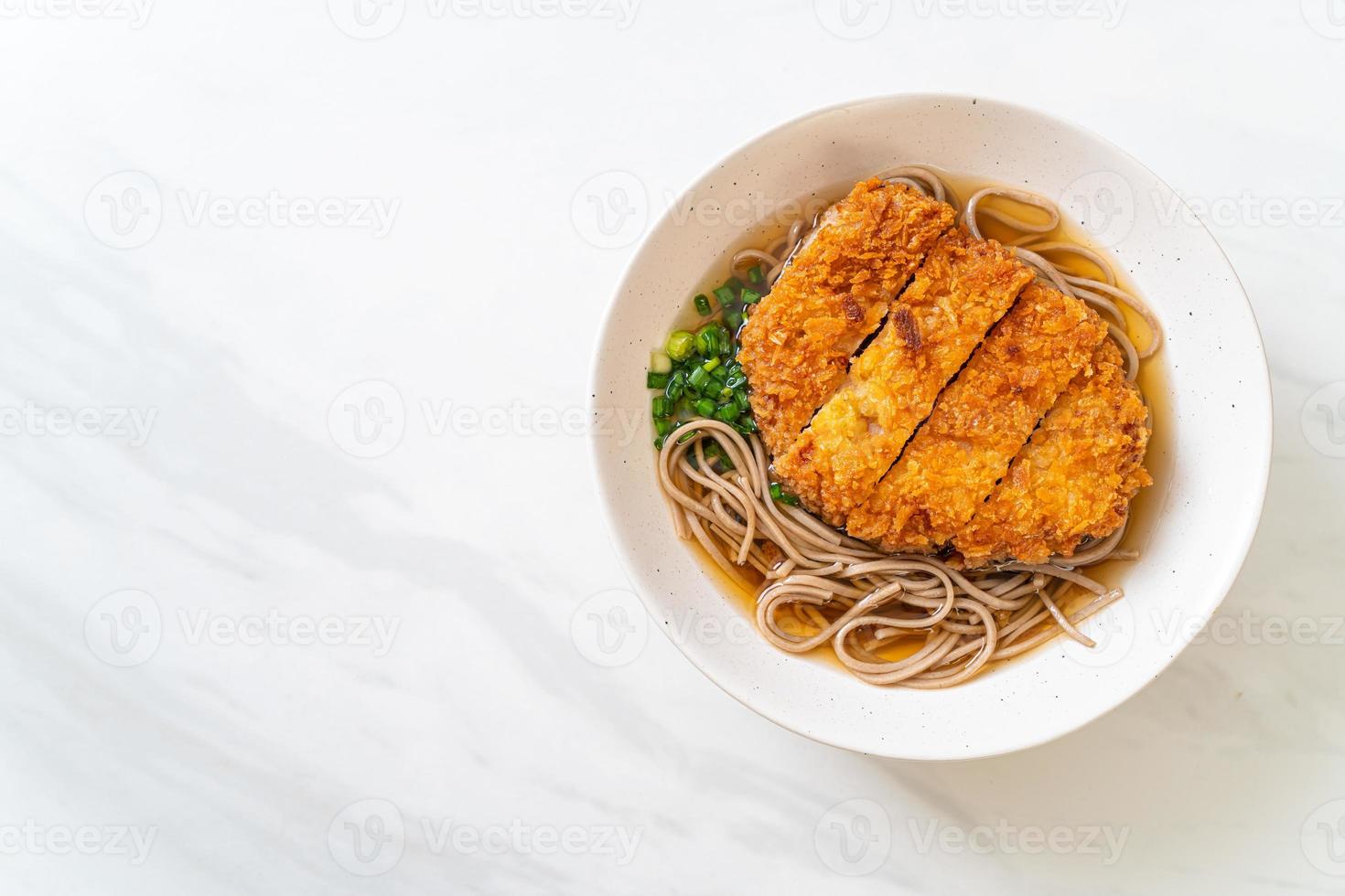 soba ramen noodle con cotoletta di maiale fritta giapponese foto