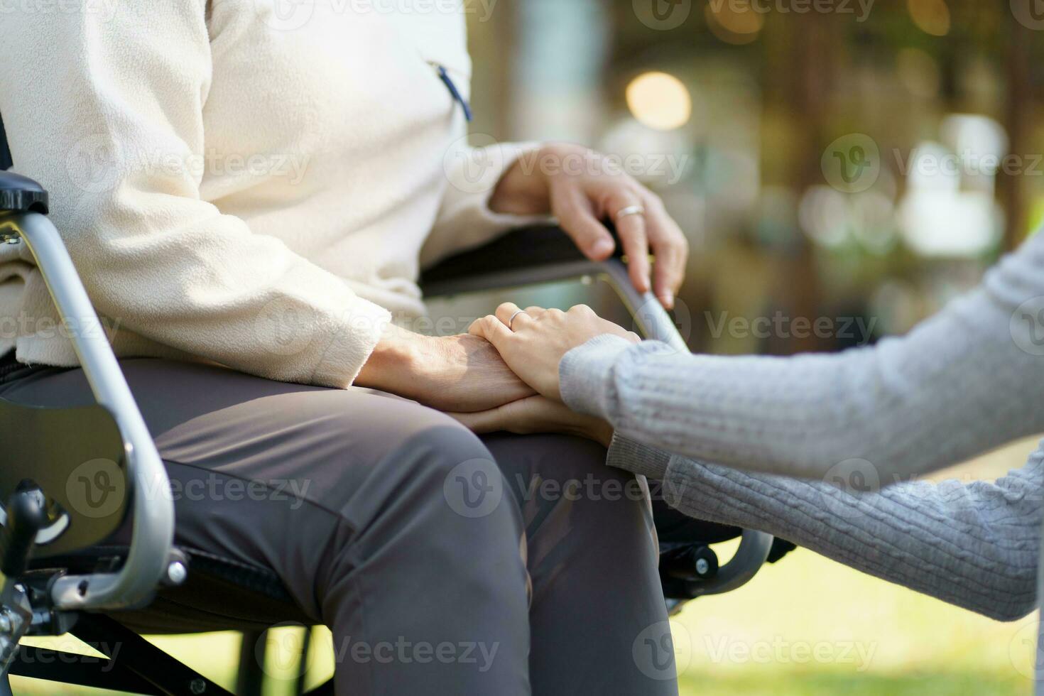 famiglia relazione asiatico anziano donna nel sedia a rotelle con contento figlia Tenere badante per un' mano mentre la spesa tempo insieme foto