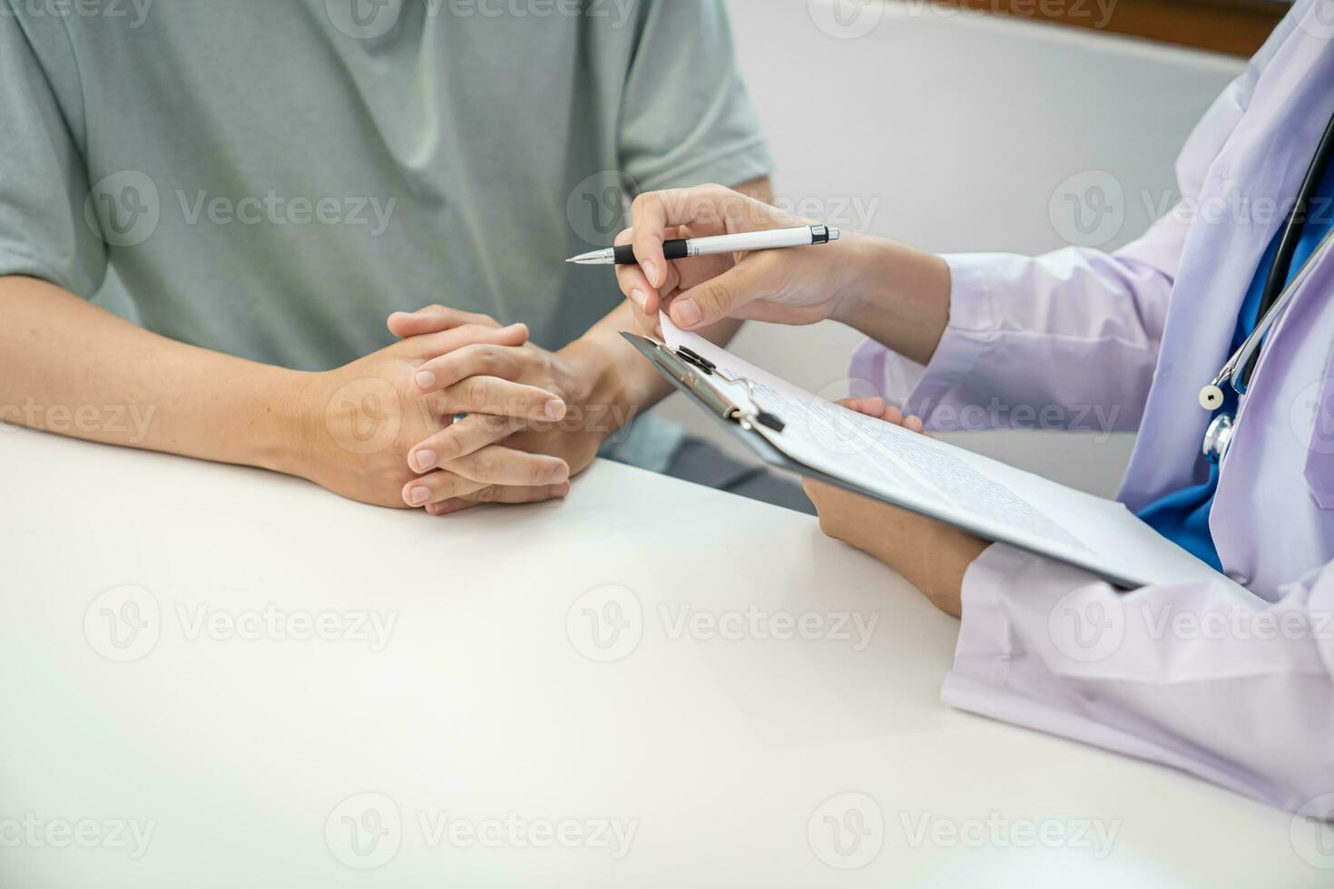 medico assistenza sanitaria. professionale medico medico nel bianca uniforme toga cappotto colloquio consulenza paziente rassicurante il suo maschio paziente porzione mano foto