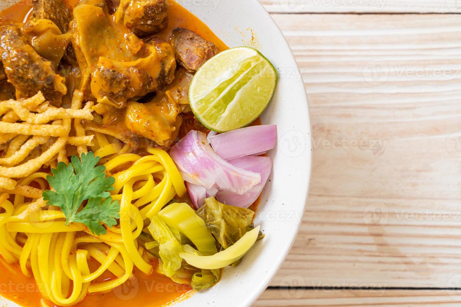 zuppa di noodle al curry del nord della Thailandia con maiale brasato foto