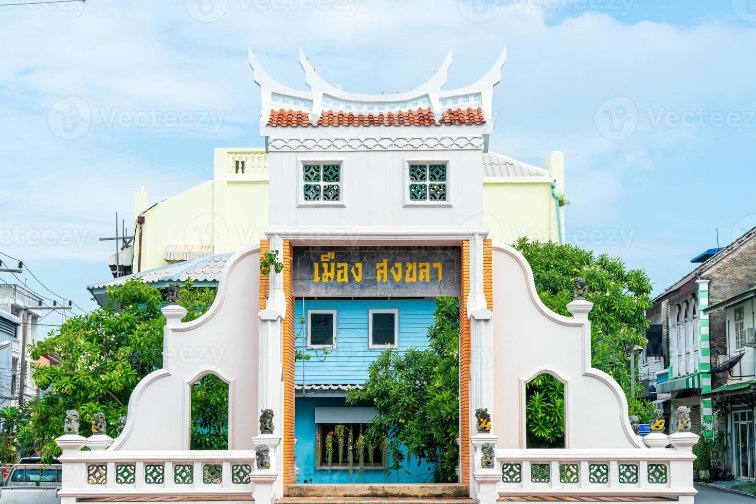 portone della capitale della città vecchia di songkla foto