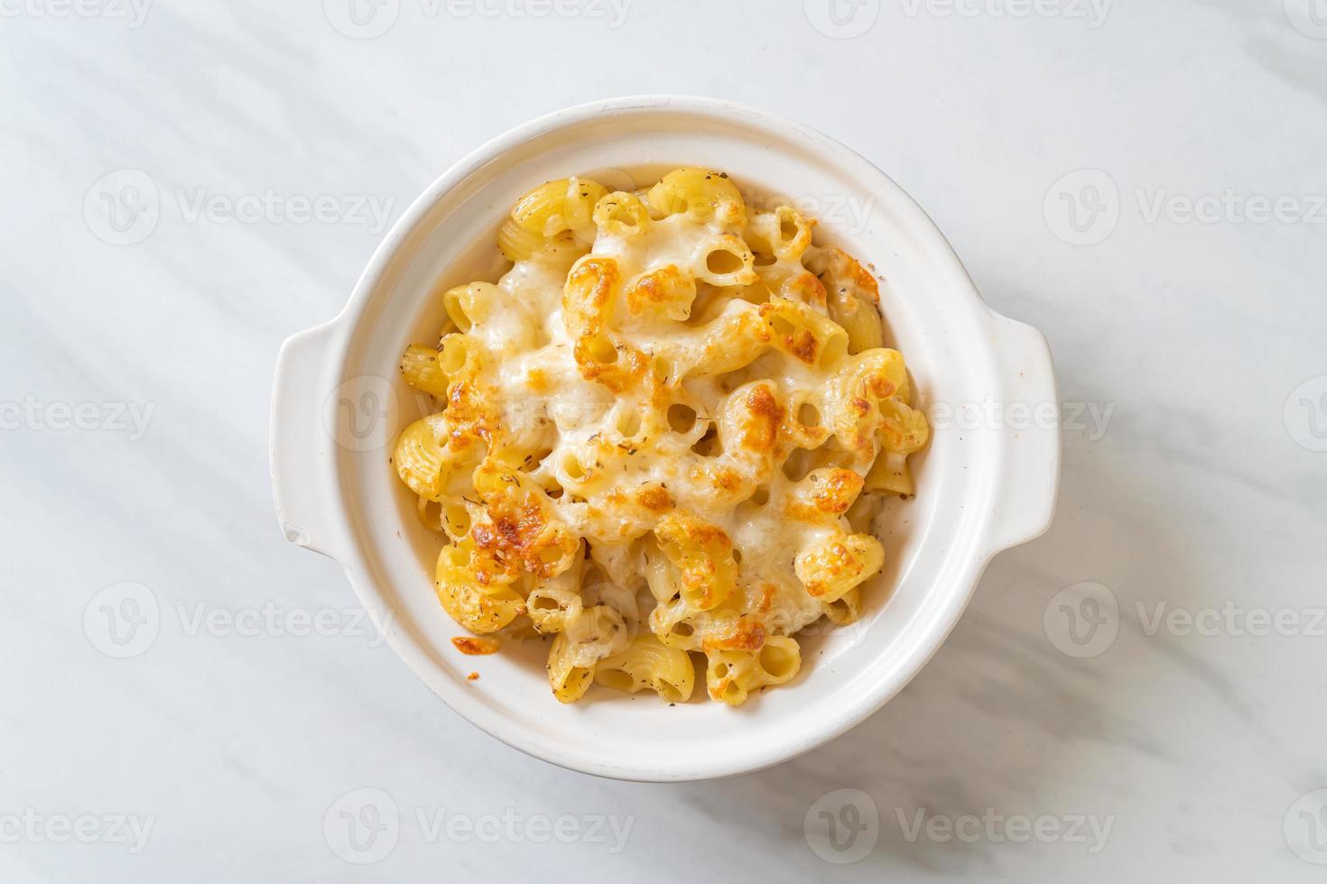 mac e formaggio americano, pasta di maccheroni in salsa di formaggio foto