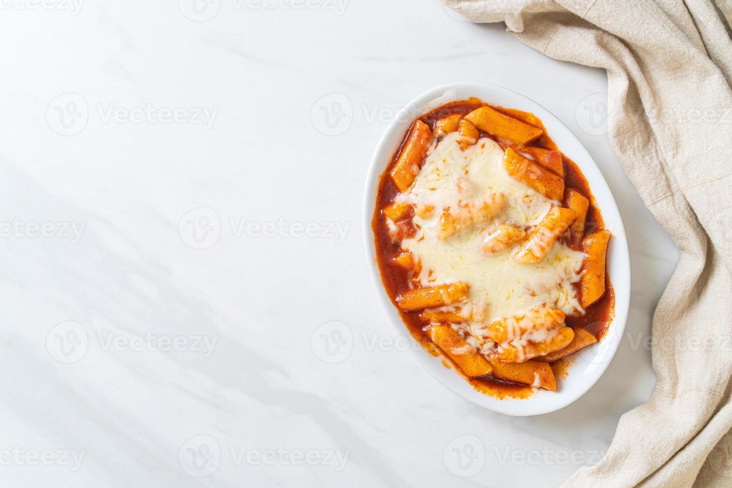 torta di riso coreana in salsa coreana piccante con formaggio, tokpokki al formaggio, tteokbokki con formaggio foto