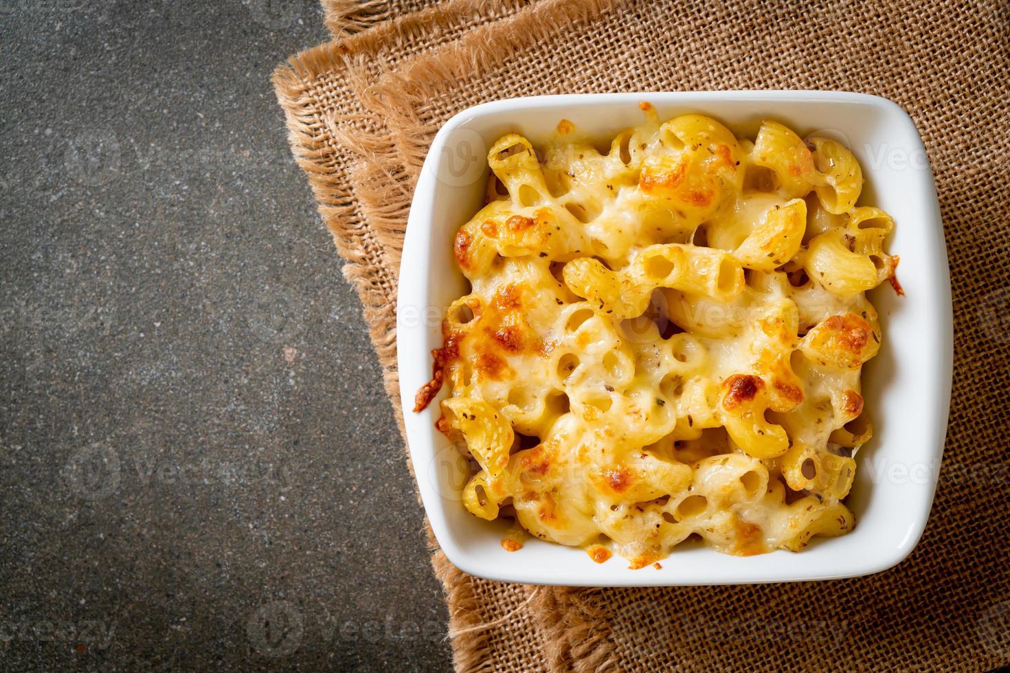 mac e formaggio americano, pasta di maccheroni in salsa di formaggio foto