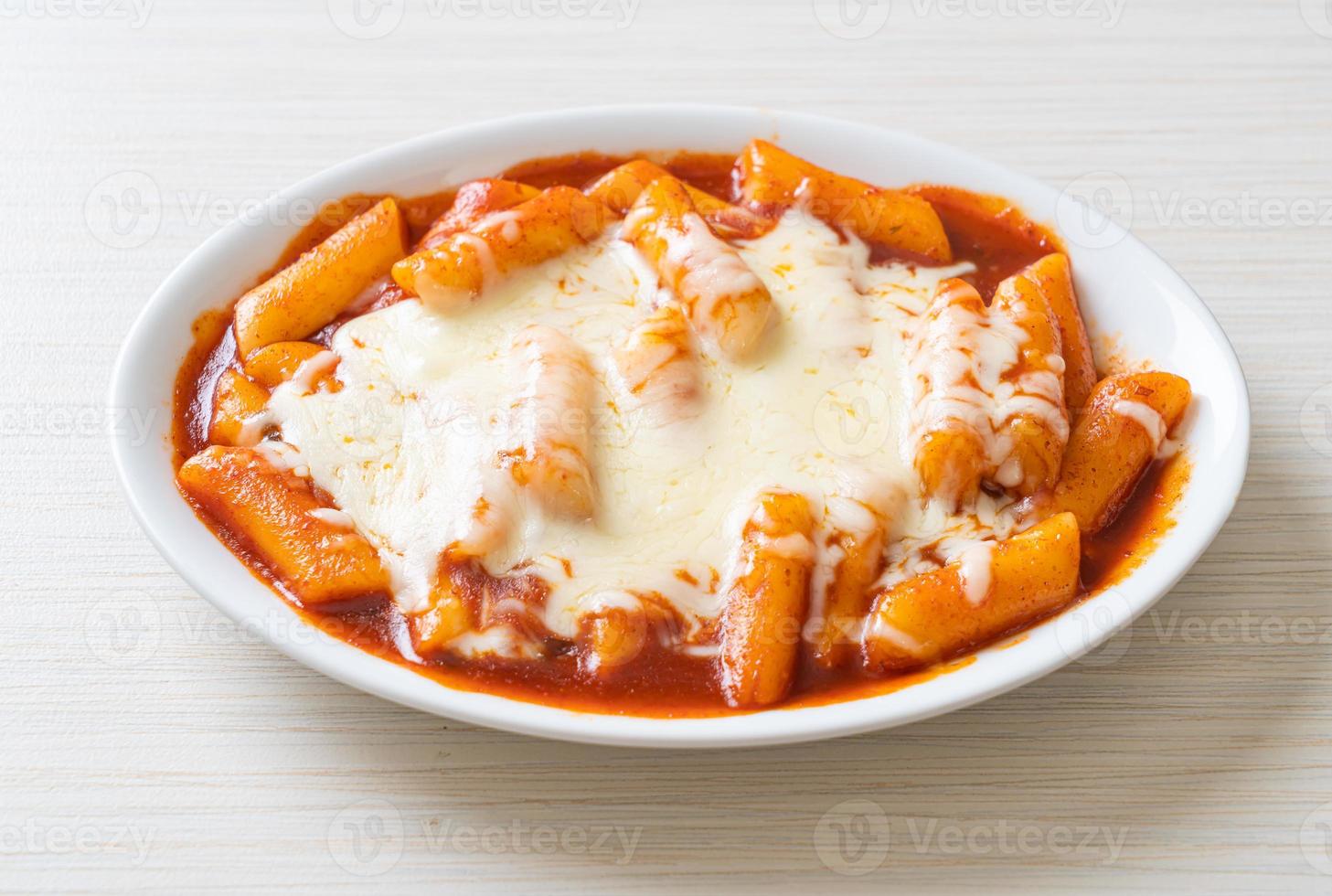 torta di riso coreana in salsa coreana piccante con formaggio, tokpokki al formaggio, tteokbokki con formaggio foto