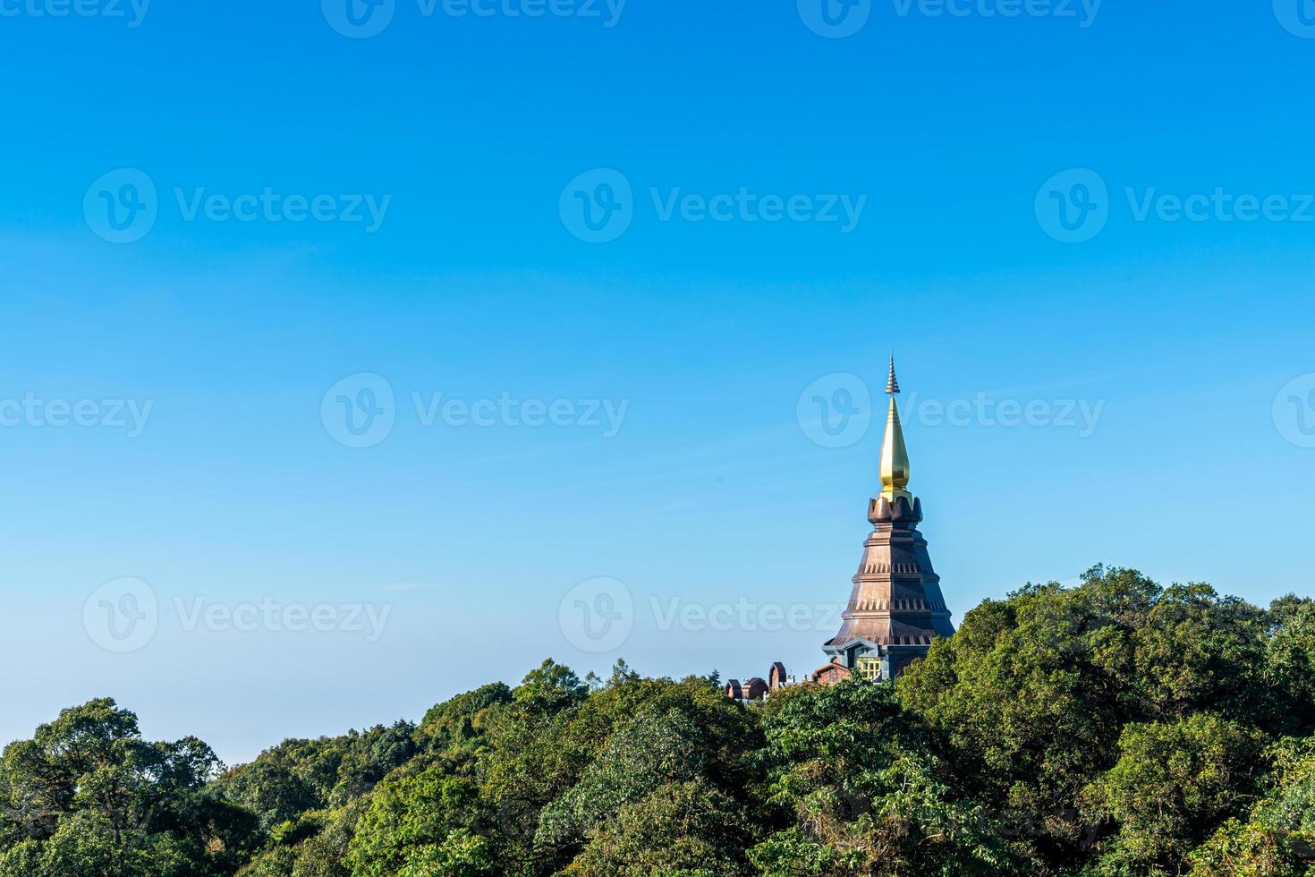 pagoda del punto di riferimento nel parco nazionale di doi inthanon a chiang mai, tailandia. foto