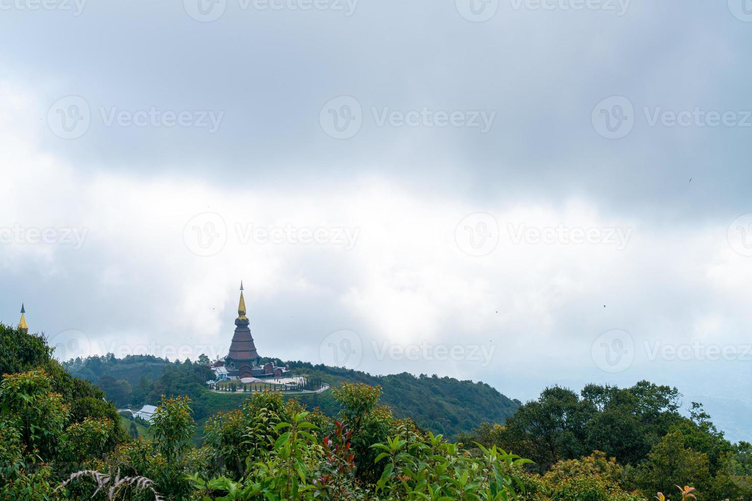 pagoda del punto di riferimento nel parco nazionale di doi inthanon a chiang mai, tailandia. foto