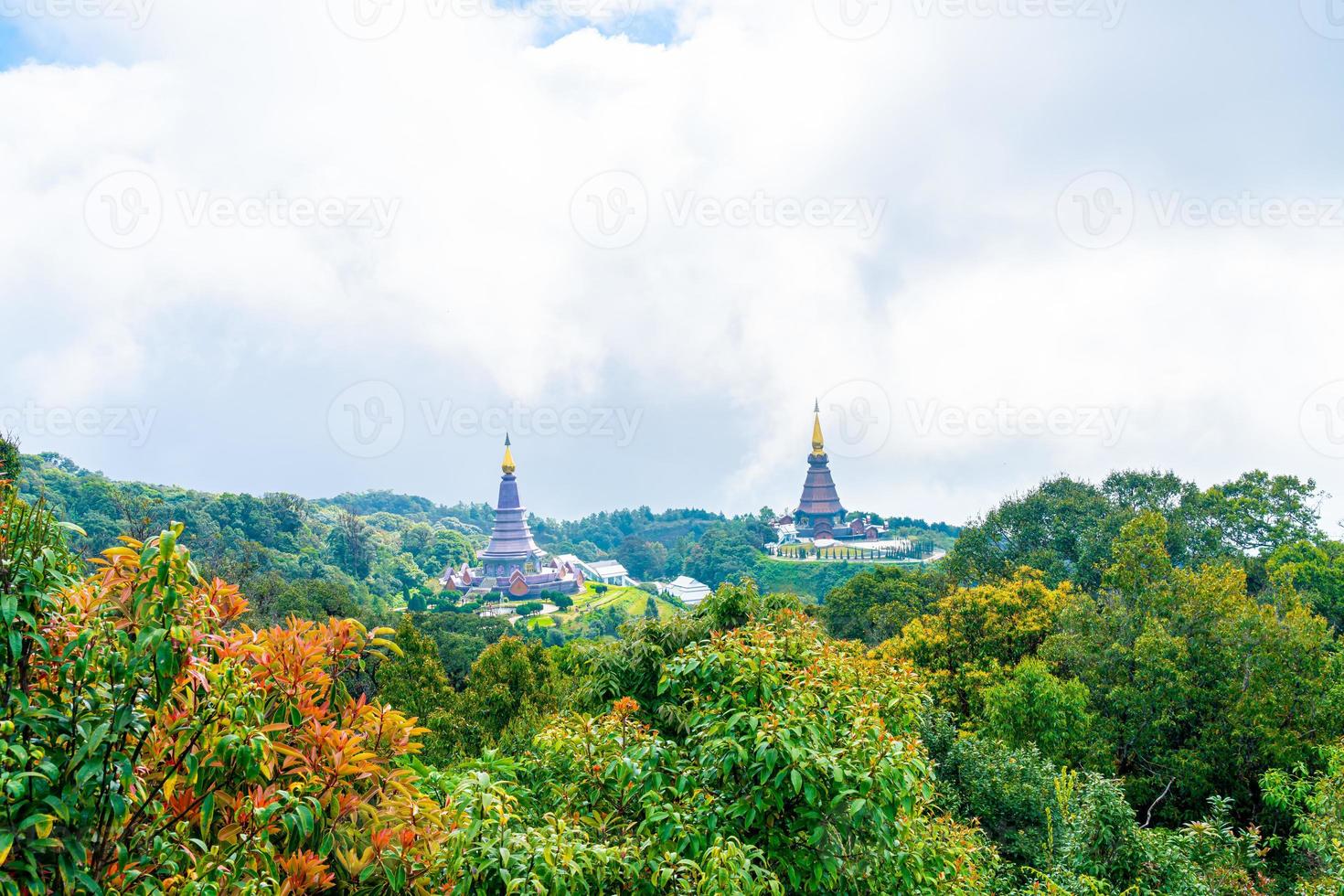 pagoda del punto di riferimento nel parco nazionale di doi inthanon a chiang mai, tailandia. foto