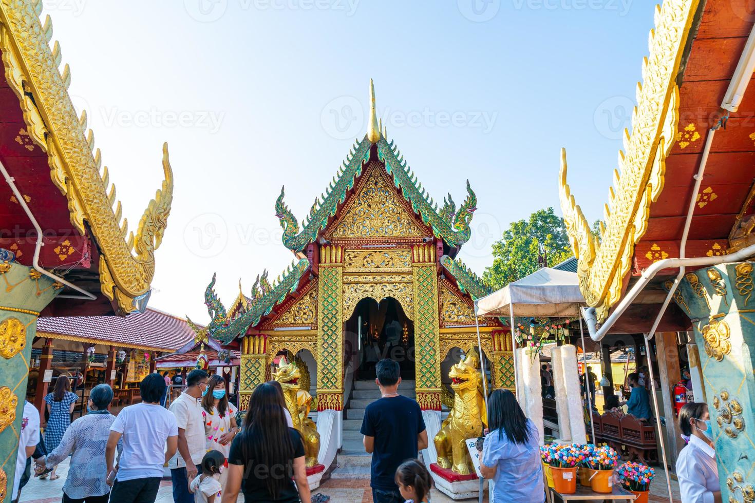 chiang mai, thailandia - 6 dic 2020 - vista del tempio d'oro di wat phra that doi kham a chiang mai, thailandia. questo tempio è arroccato sulla collina di doi kham foto