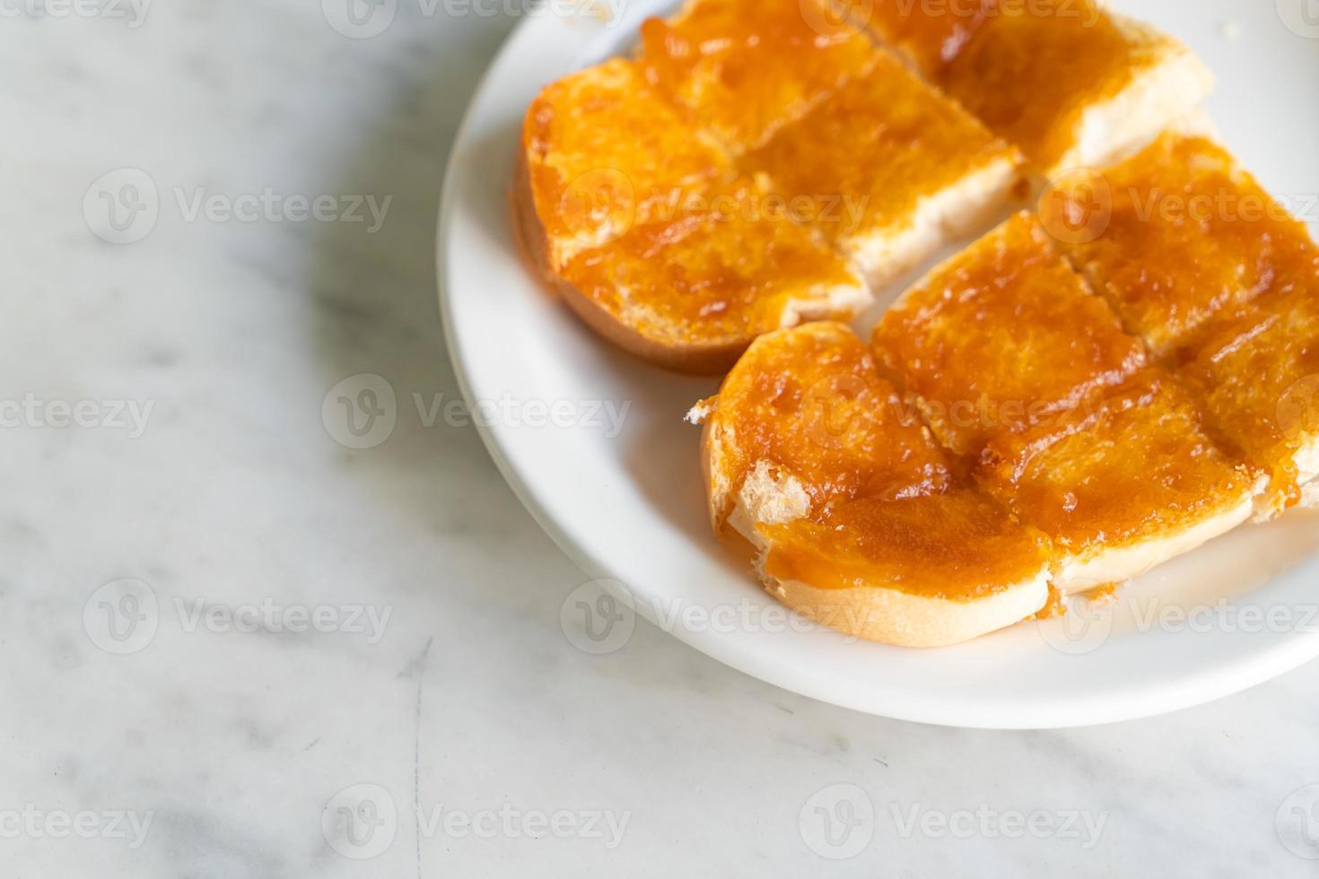 crema pasticcera con pane tostato foto