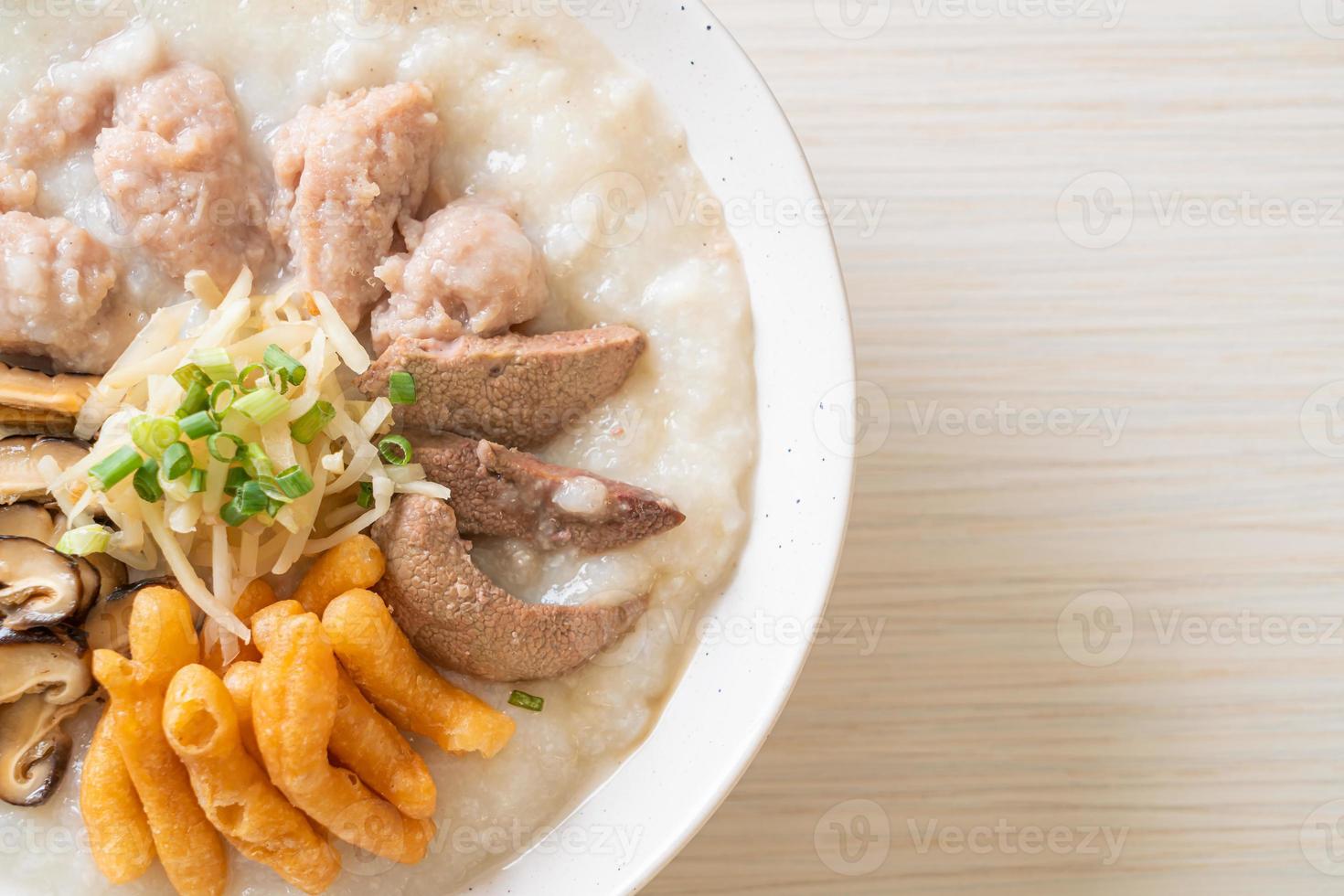 congee di maiale o porridge con maiale foto