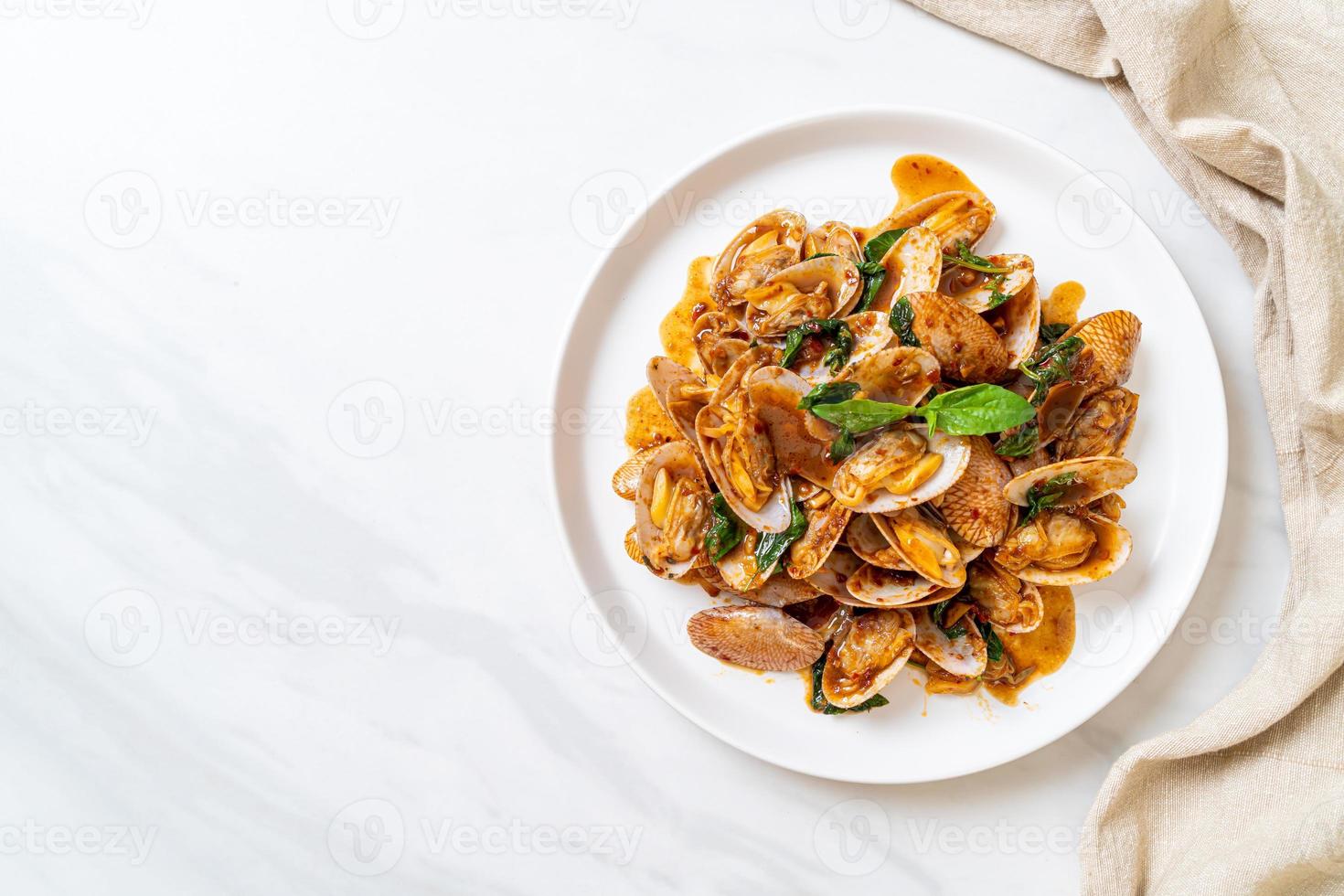 vongole saltate in padella con pasta di peperoncino arrosto foto