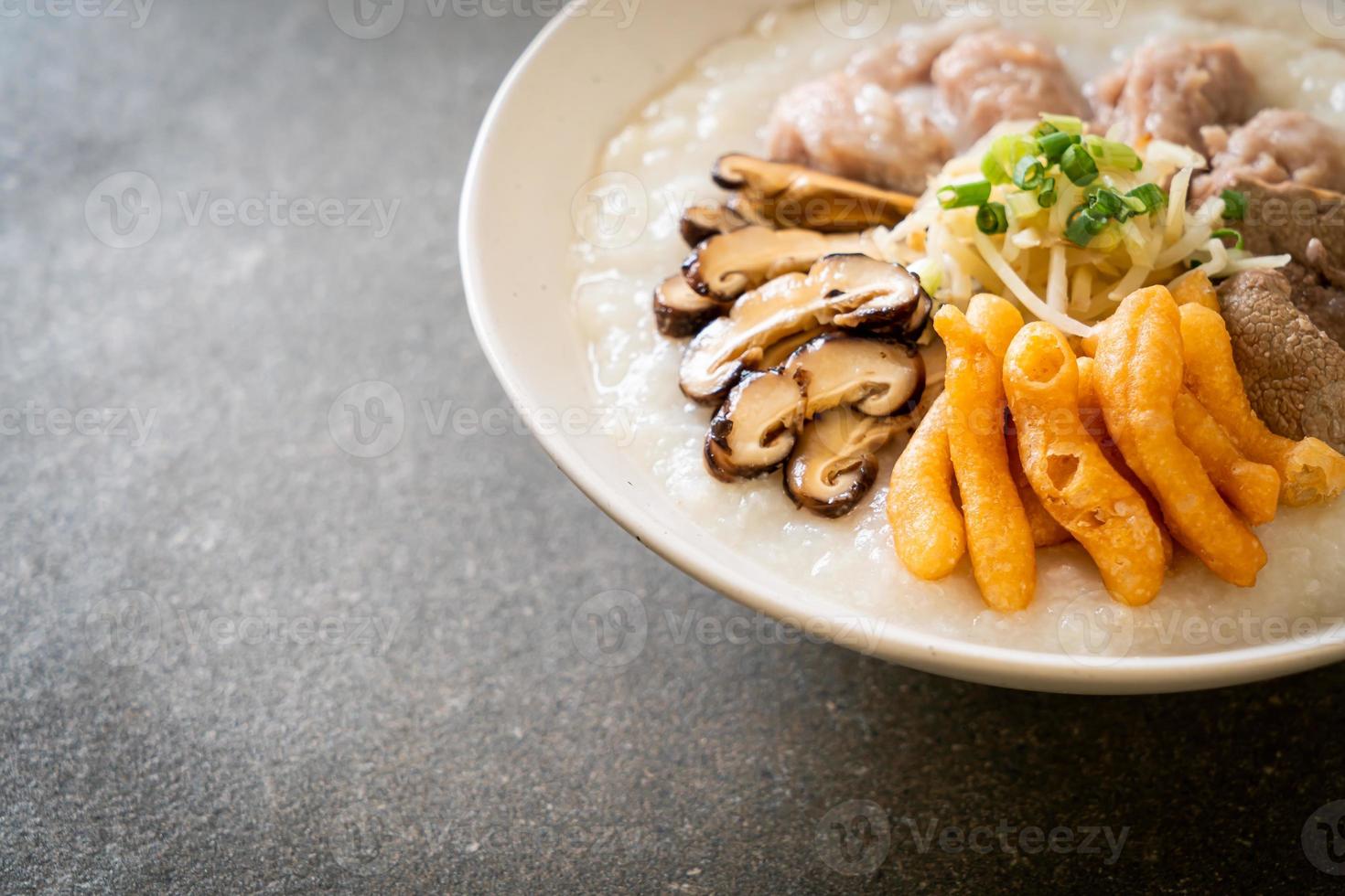 congee di maiale o porridge con maiale foto