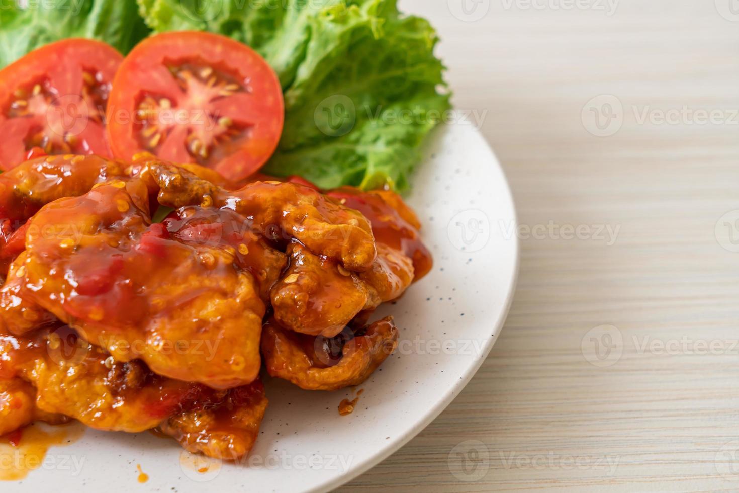 pesce fritto condito con salsa chili 3 gusti foto