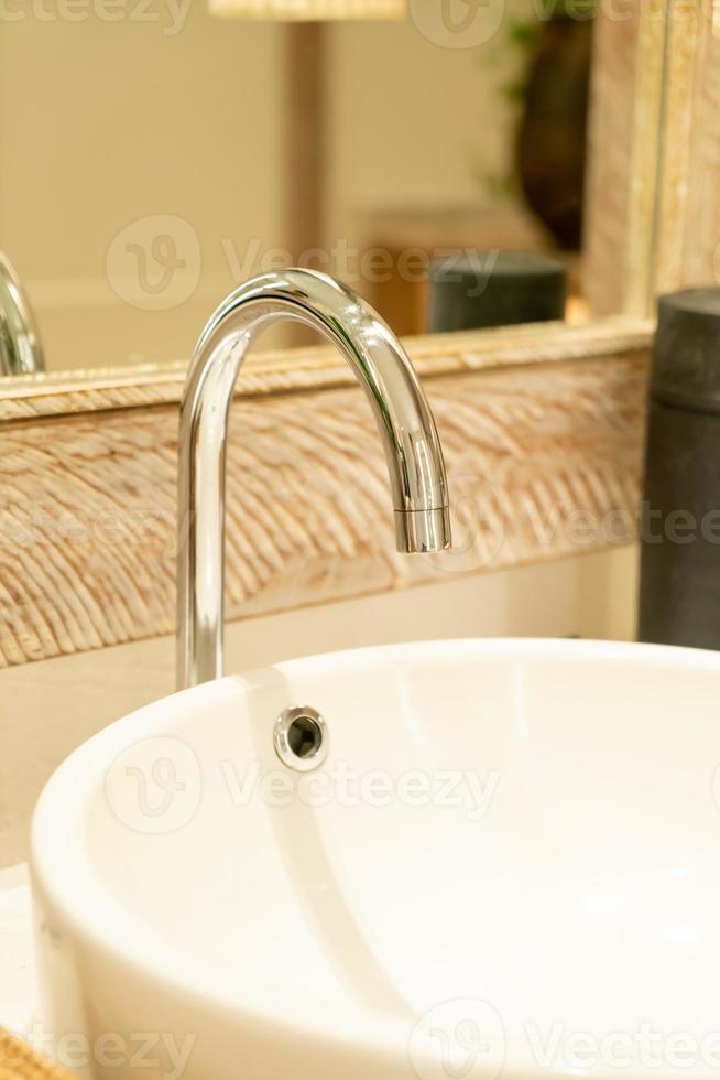 rubinetto dell'acqua in bagno foto