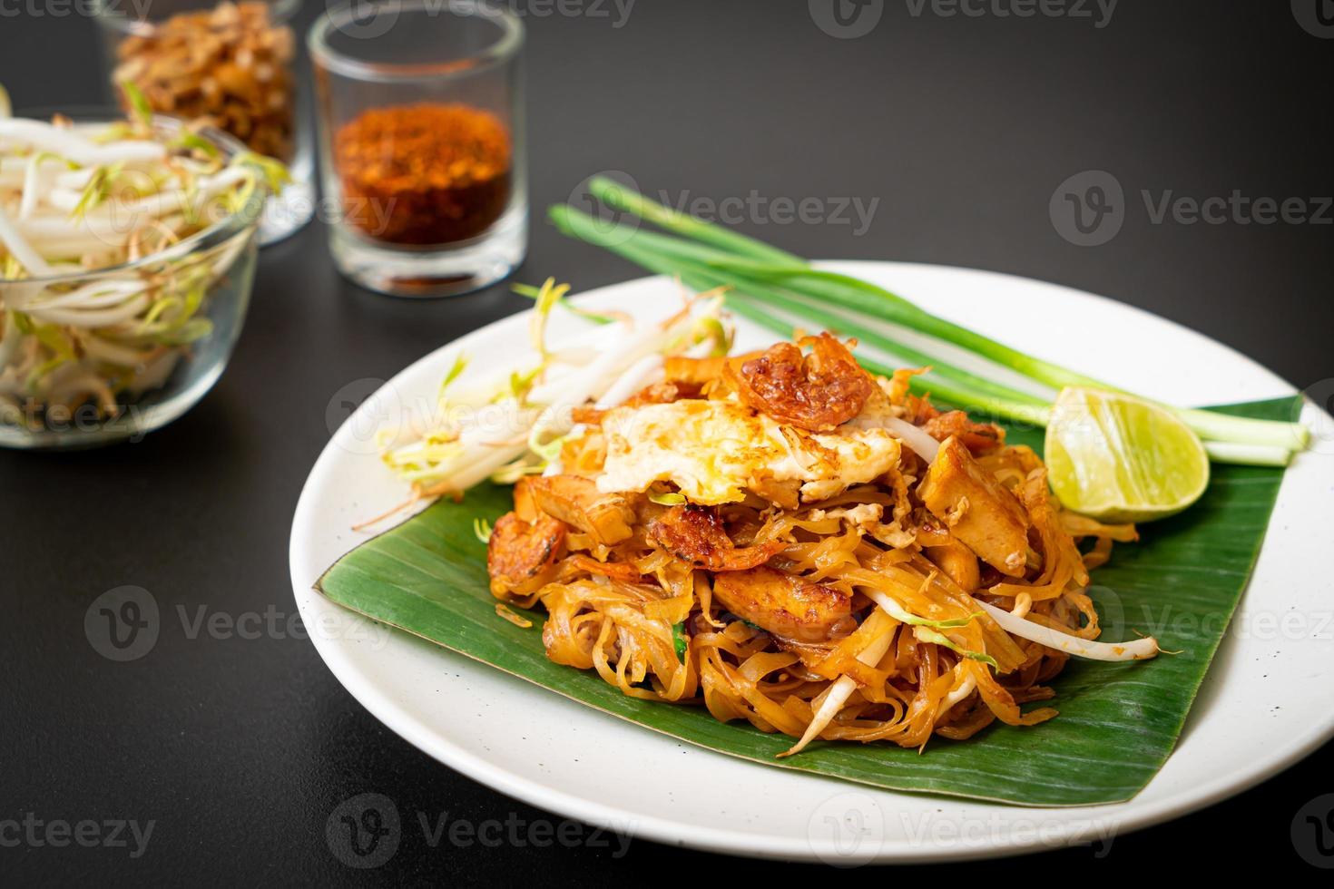 pad thai - spaghetti di riso saltati in padella foto