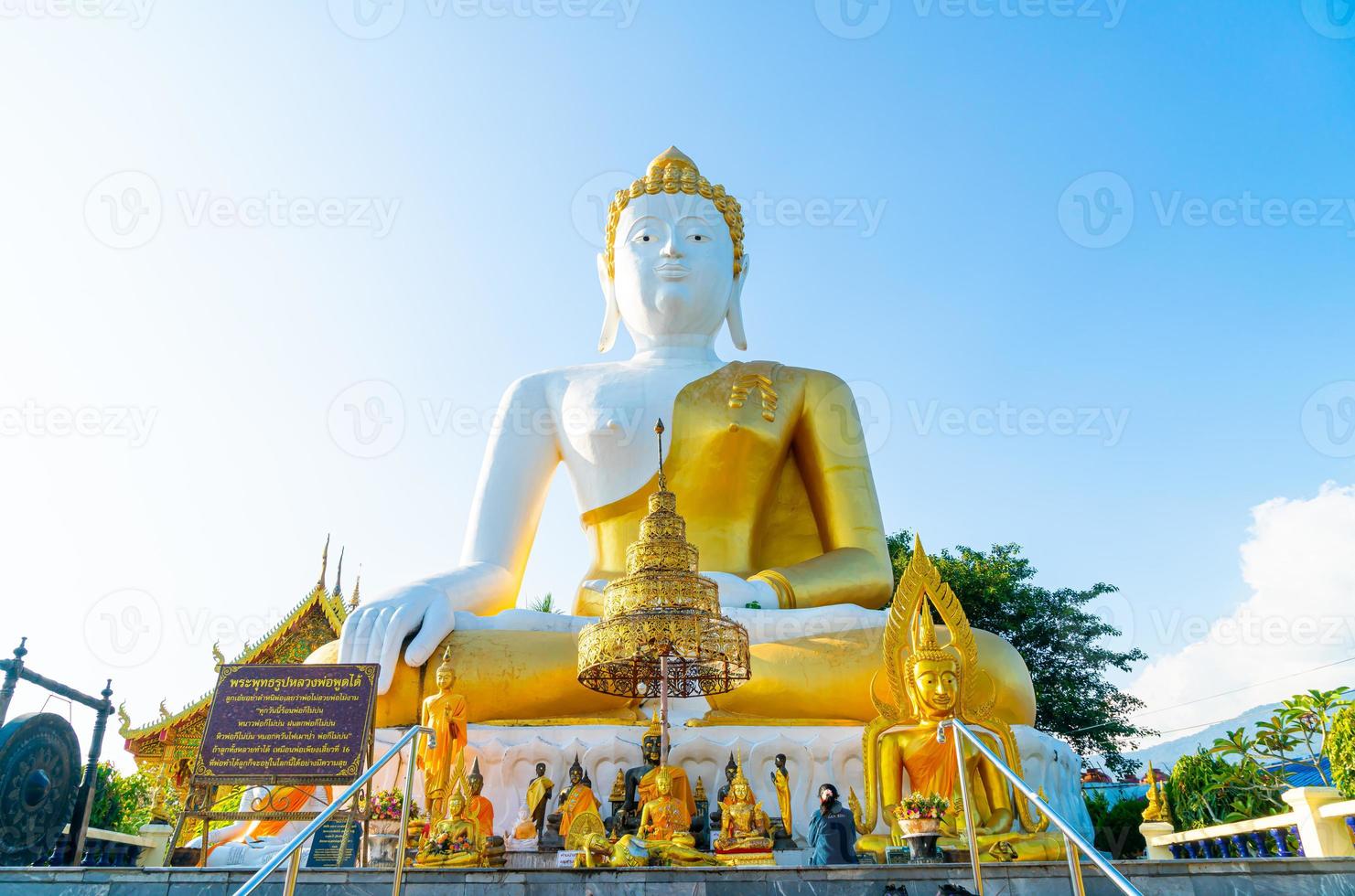 wat phra that doi kham - tempio della montagna d'oro foto