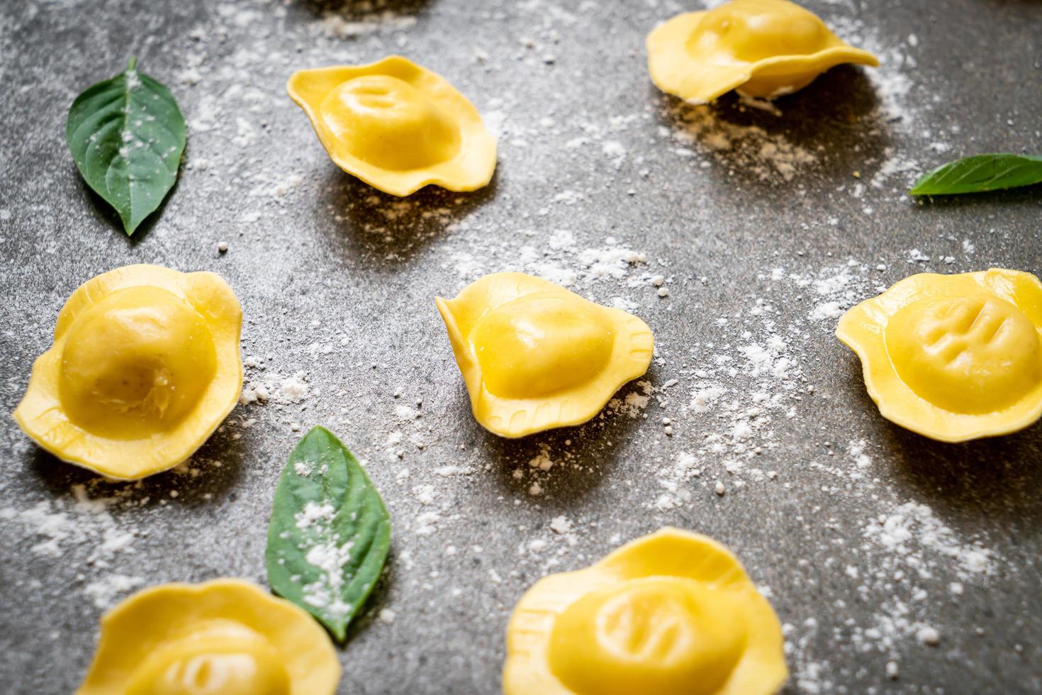 ravioli di pasta tradizionale italiana foto