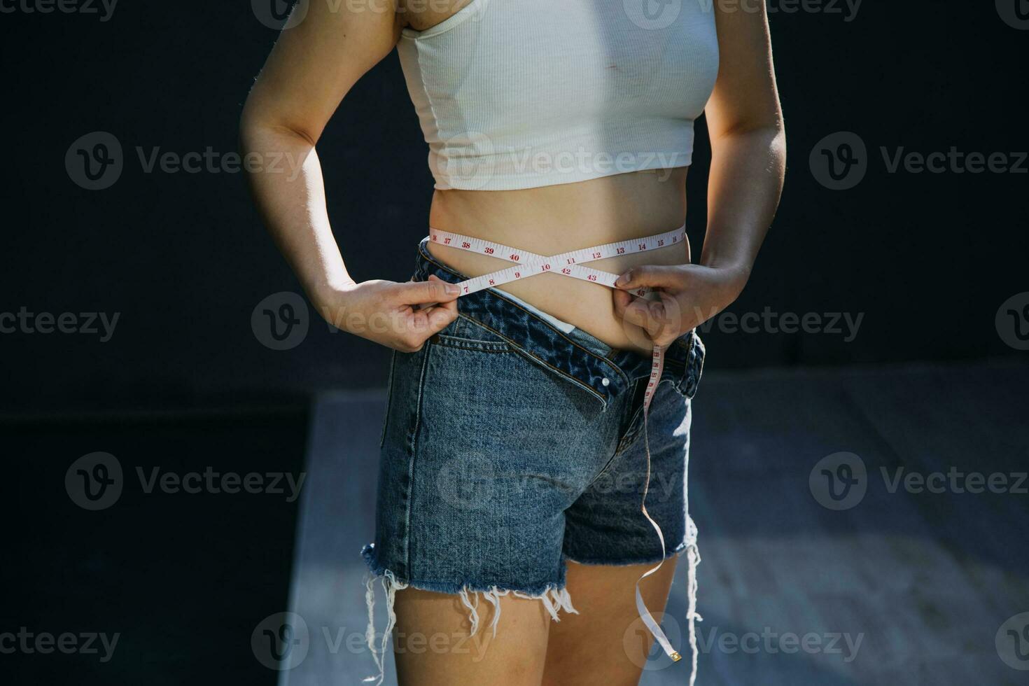 Grasso donna, Grasso gonfiarsi, paffuto, obeso donna mano Tenere eccessivo pancia Grasso con misurare nastro, donna dieta stile di vita concetto foto