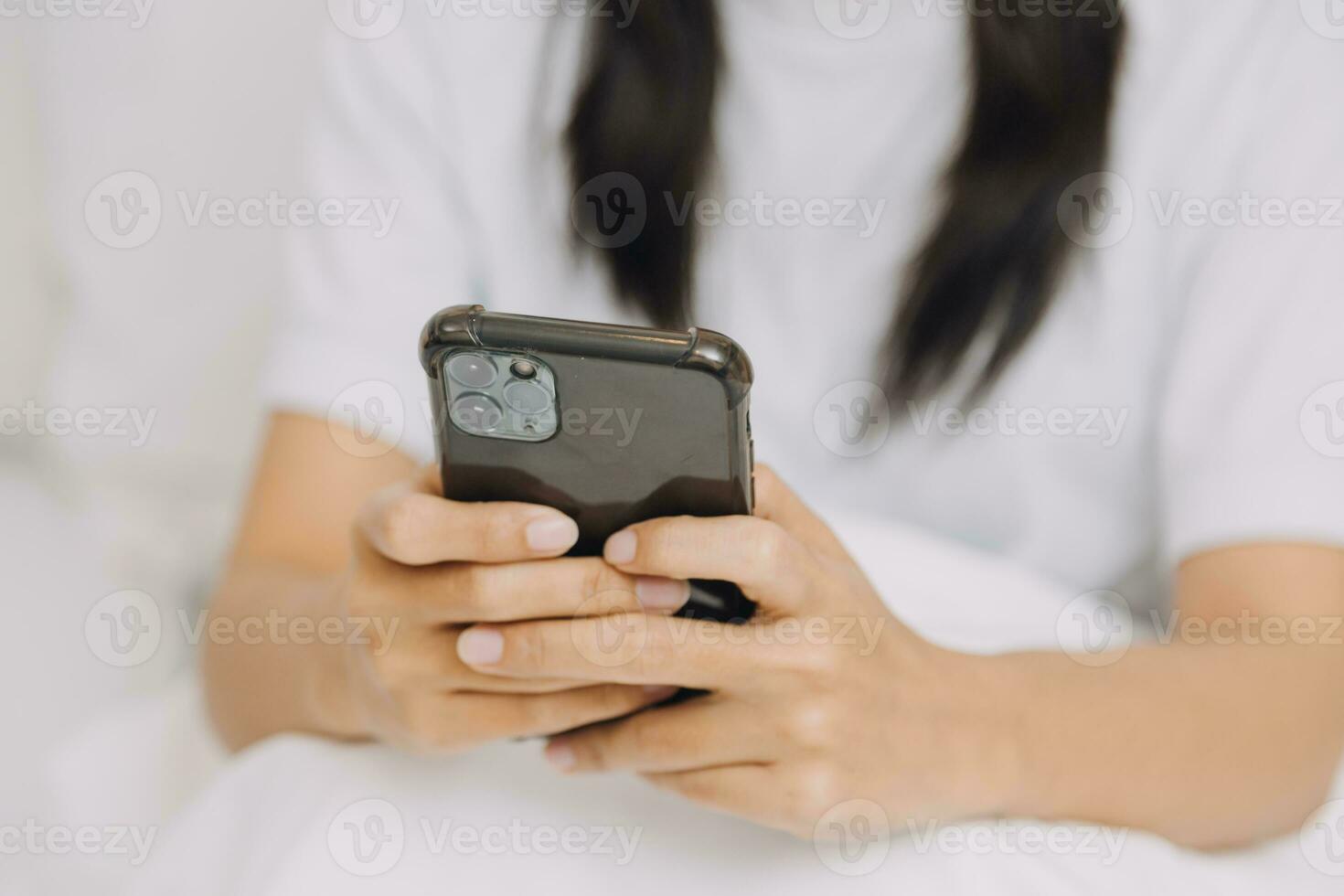 femmina studenti Nota a partire dal il libri a il asiatico ragazza biblioteca seduta a divano utilizzando il computer portatile computer e tavoletta per ricerca un in linea informazioni. nel vivente camera foto