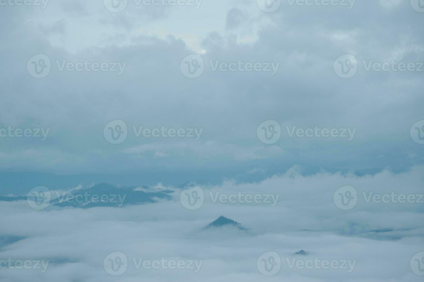 montagna gamma con visibile sagome attraverso il mattina blu nebbia. foto