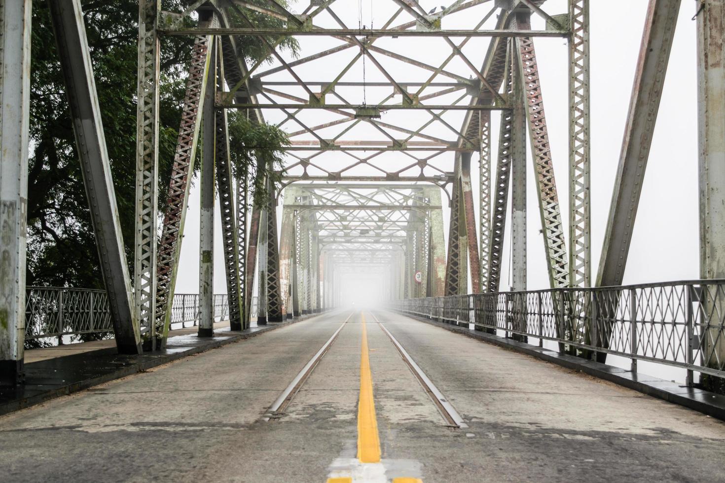 un vecchio ponte di ferro foto