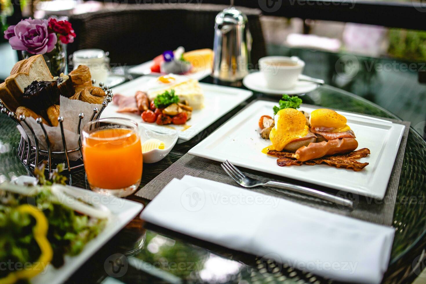 pieno americano prima colazione enorme salutare prima colazione diffusione su un' tavolo con caffè prima colazione servito con caffè inglese prima colazione fritte uovo foto